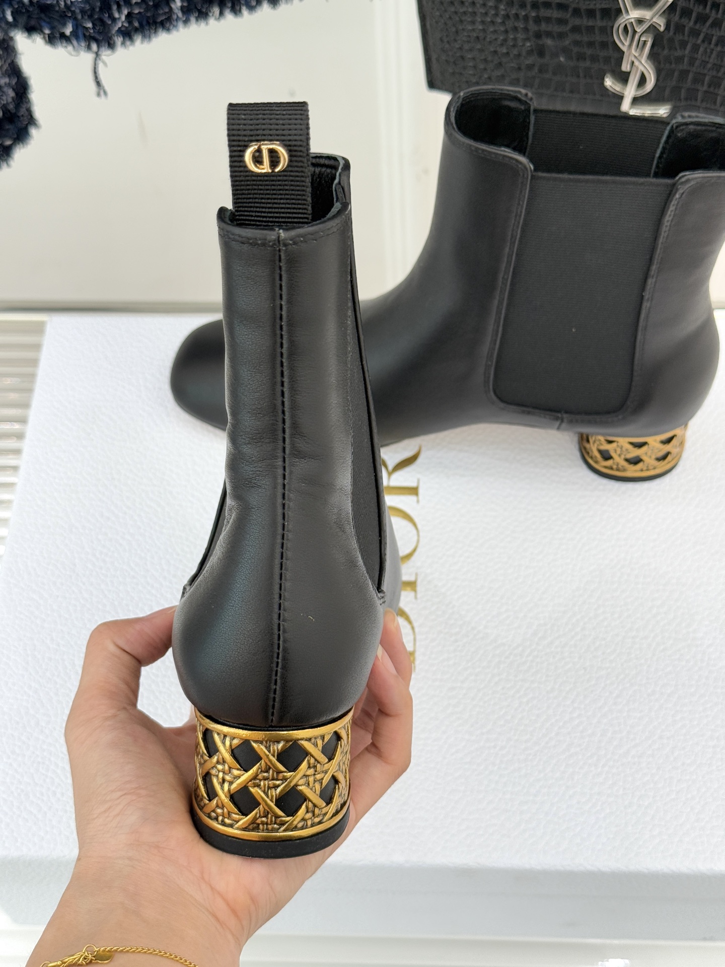 Dior/迪奥经典新品金属粗跟短靴这季的靴子真的要狂种草啦~超级好看让腿精们的腿再长一点！面料采用原版定