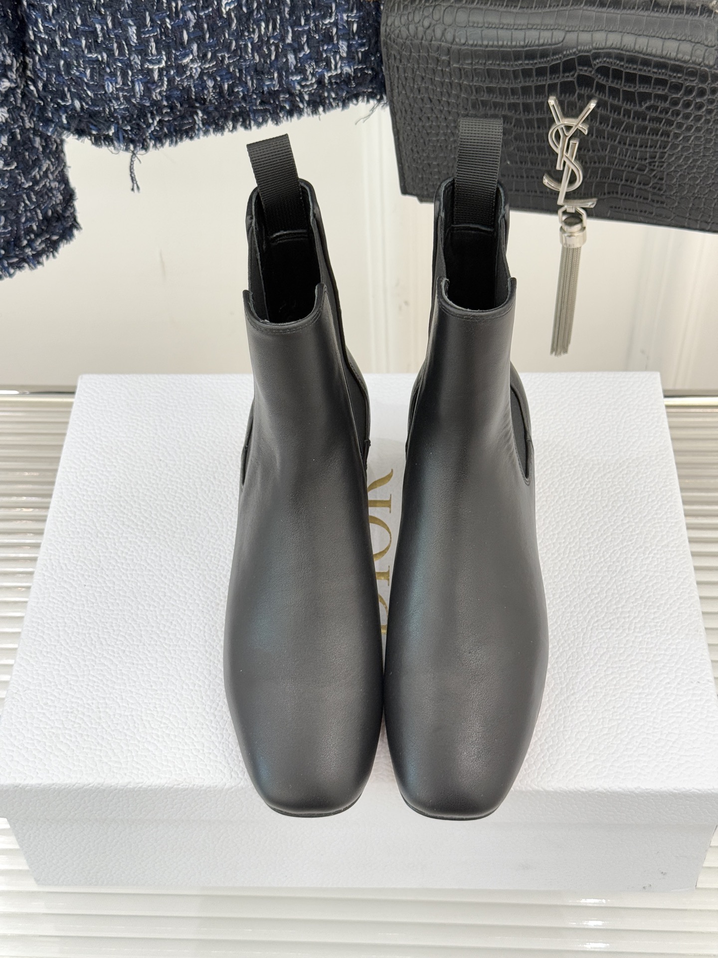 Dior/迪奥经典新品金属粗跟短靴这季的靴子真的要狂种草啦~超级好看让腿精们的腿再长一点！面料采用原版定