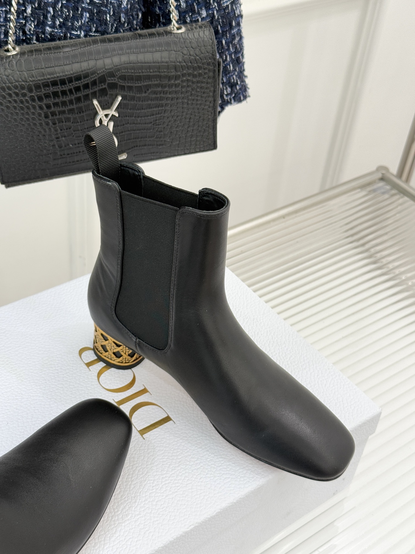 Dior/迪奥经典新品金属粗跟短靴这季的靴子真的要狂种草啦~超级好看让腿精们的腿再长一点！面料采用原版定