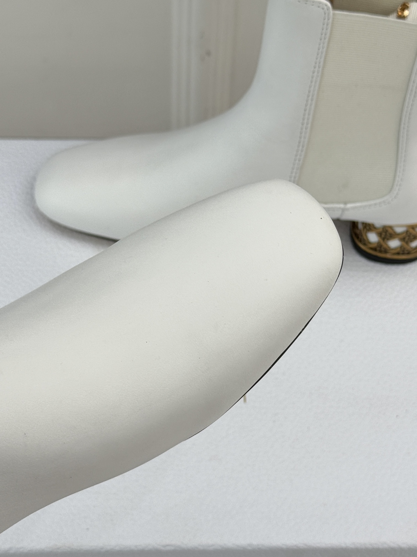 Dior/迪奥经典新品金属粗跟短靴这季的靴子真的要狂种草啦~超级好看让腿精们的腿再长一点！面料采用原版定