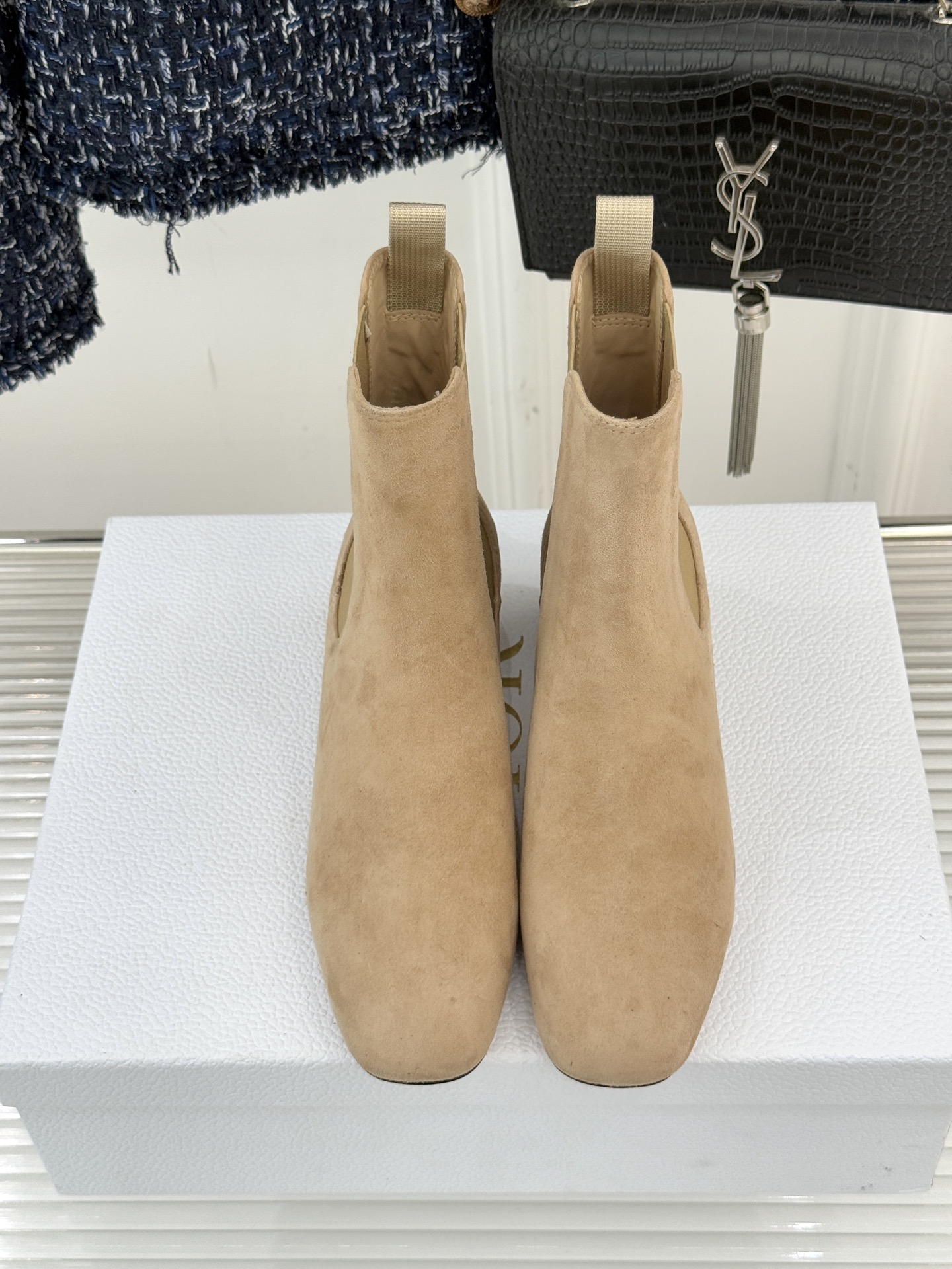 Dior/迪奥经典新品金属粗跟短靴这季的靴子真的要狂种草啦~超级好看让腿精们的腿再长一点！面料采用原版定