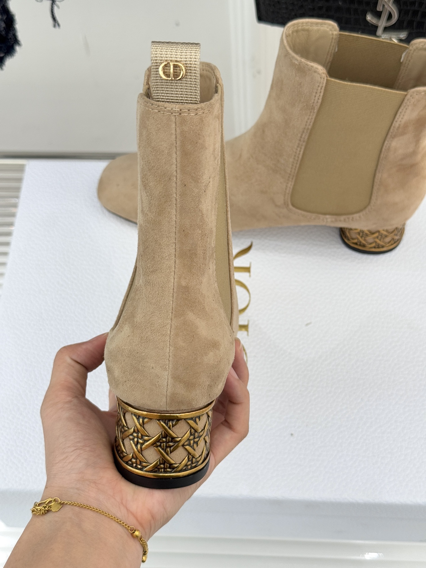 Dior/迪奥经典新品金属粗跟短靴这季的靴子真的要狂种草啦~超级好看让腿精们的腿再长一点！面料采用原版定