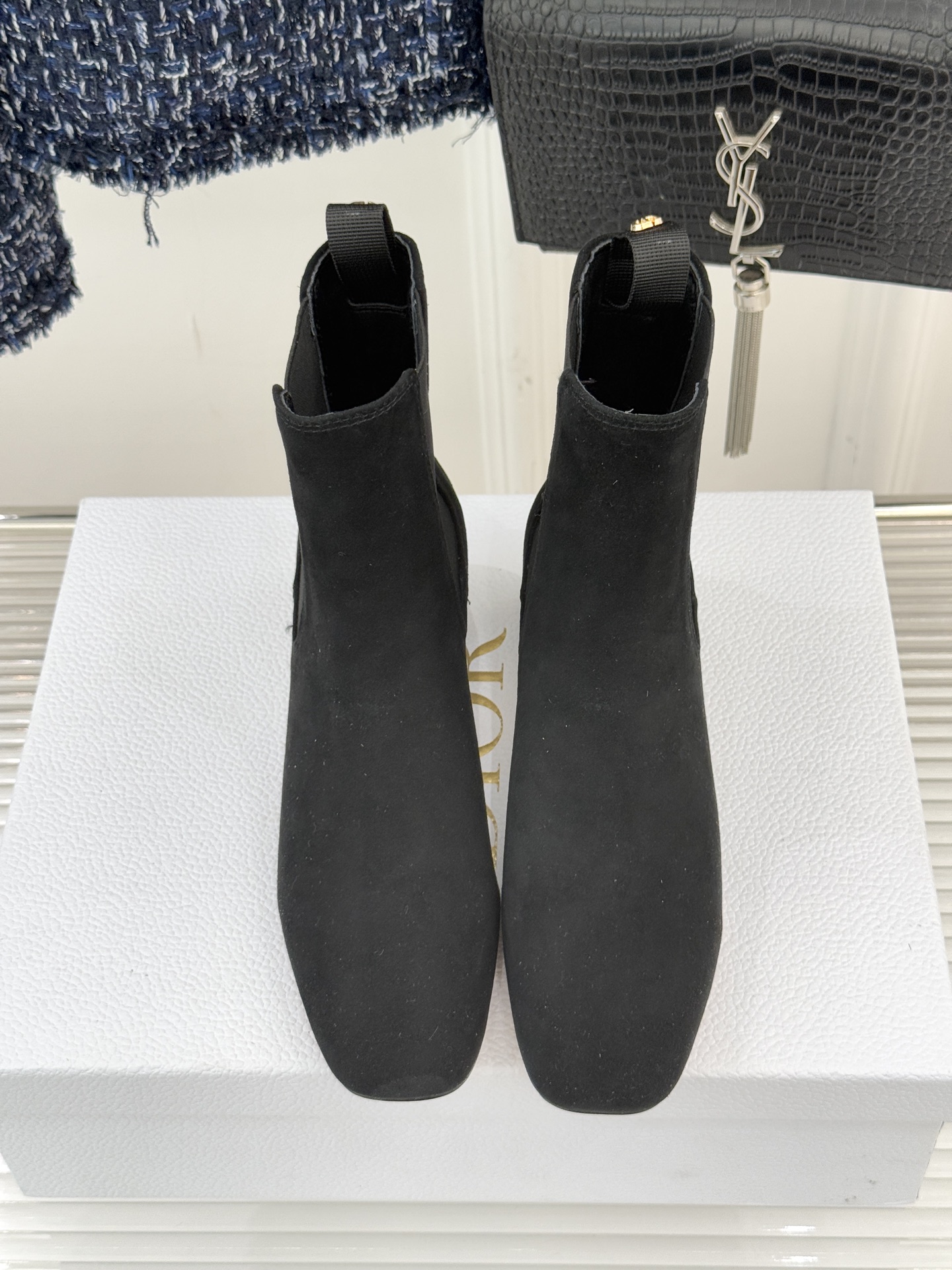 Dior/迪奥经典新品金属粗跟短靴这季的靴子真的要狂种草啦~超级好看让腿精们的腿再长一点！面料采用原版定