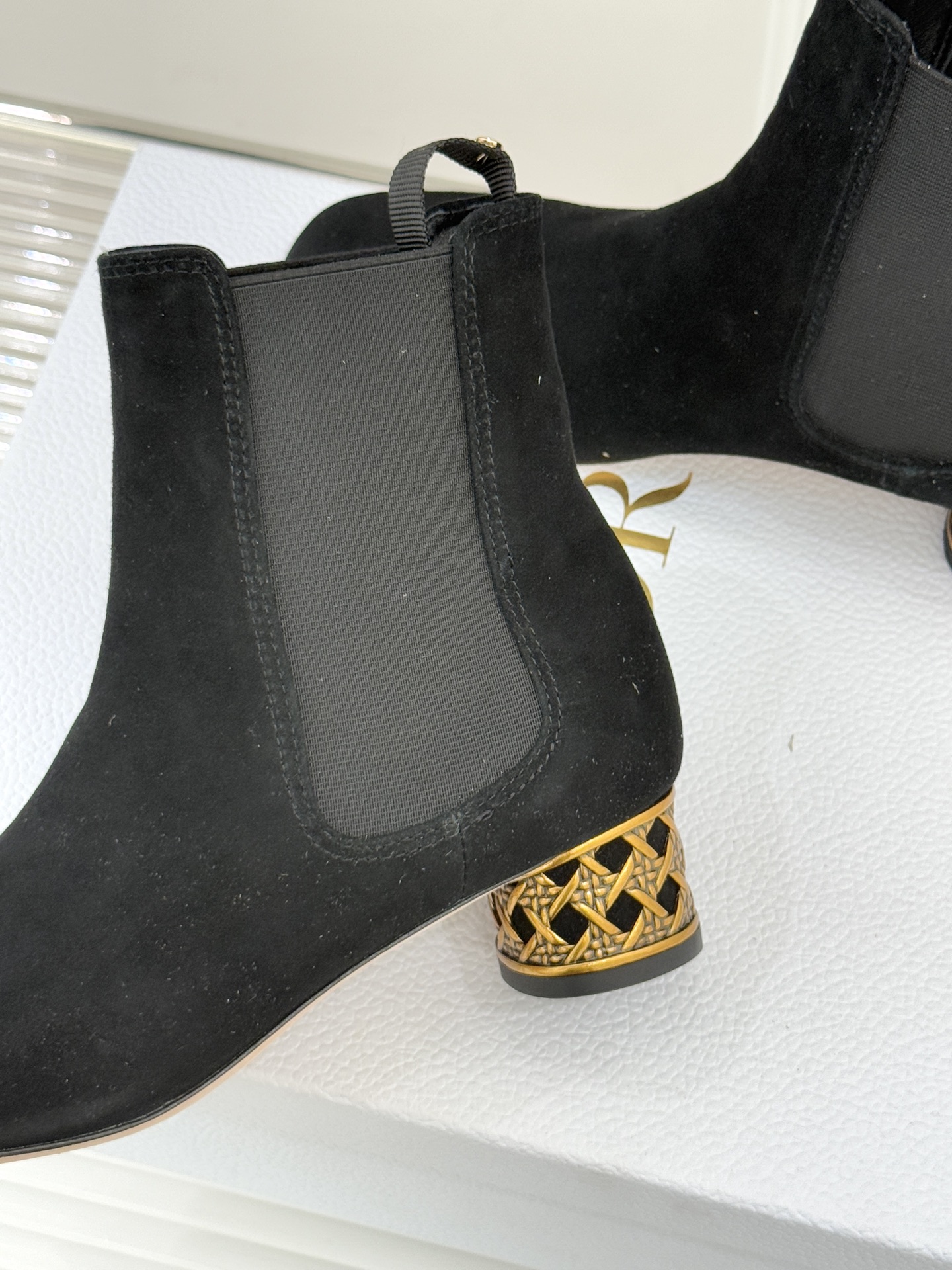 Dior/迪奥经典新品金属粗跟短靴这季的靴子真的要狂种草啦~超级好看让腿精们的腿再长一点！面料采用原版定