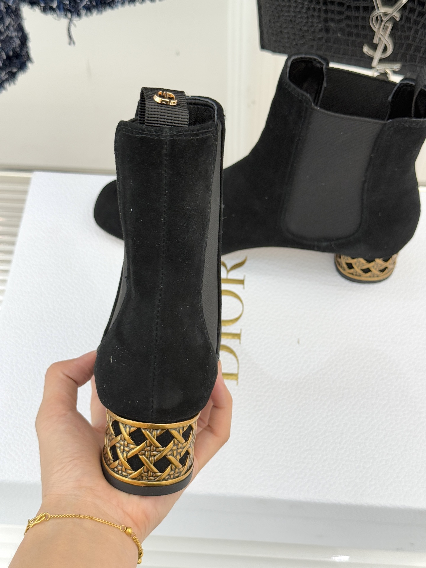 Dior/迪奥经典新品金属粗跟短靴这季的靴子真的要狂种草啦~超级好看让腿精们的腿再长一点！面料采用原版定