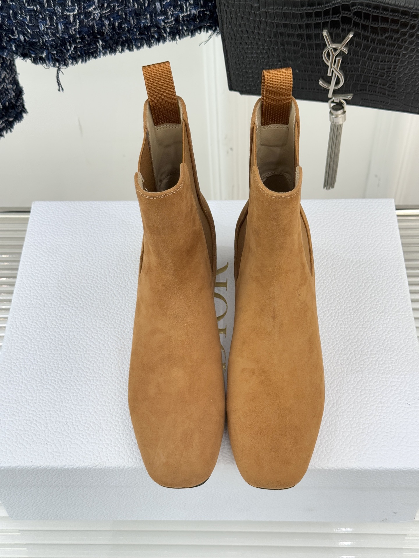 Dior/迪奥经典新品金属粗跟短靴这季的靴子真的要狂种草啦~超级好看让腿精们的腿再长一点！面料采用原版定