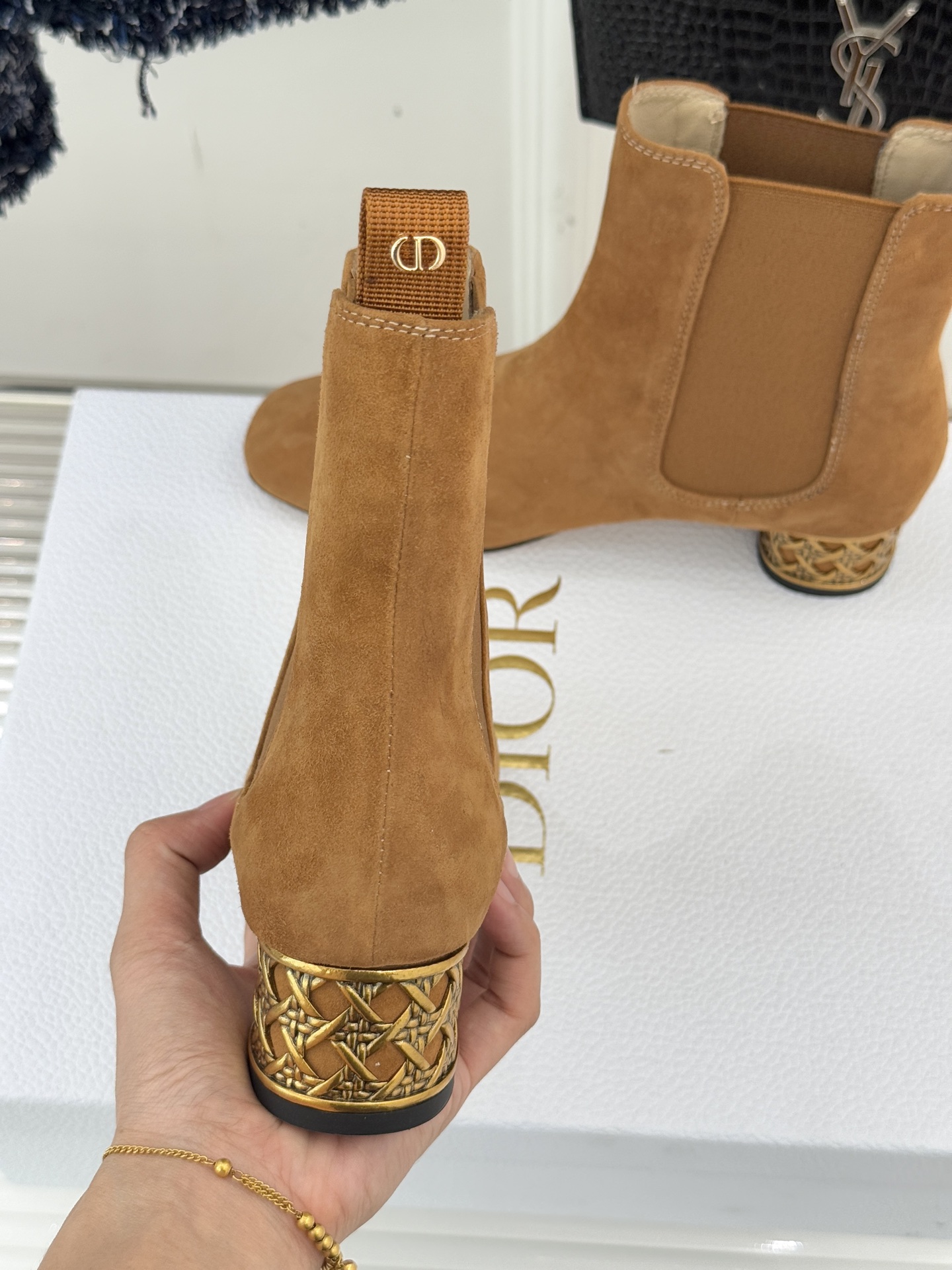 Dior/迪奥经典新品金属粗跟短靴这季的靴子真的要狂种草啦~超级好看让腿精们的腿再长一点！面料采用原版定