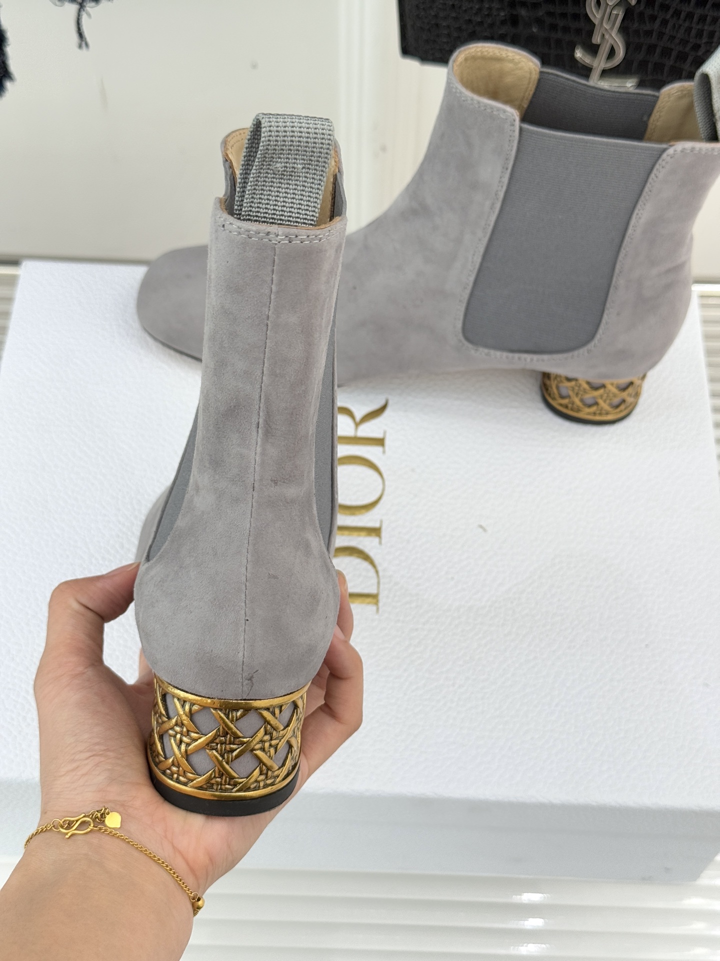 Dior/迪奥经典新品金属粗跟短靴这季的靴子真的要狂种草啦~超级好看让腿精们的腿再长一点！面料采用原版定