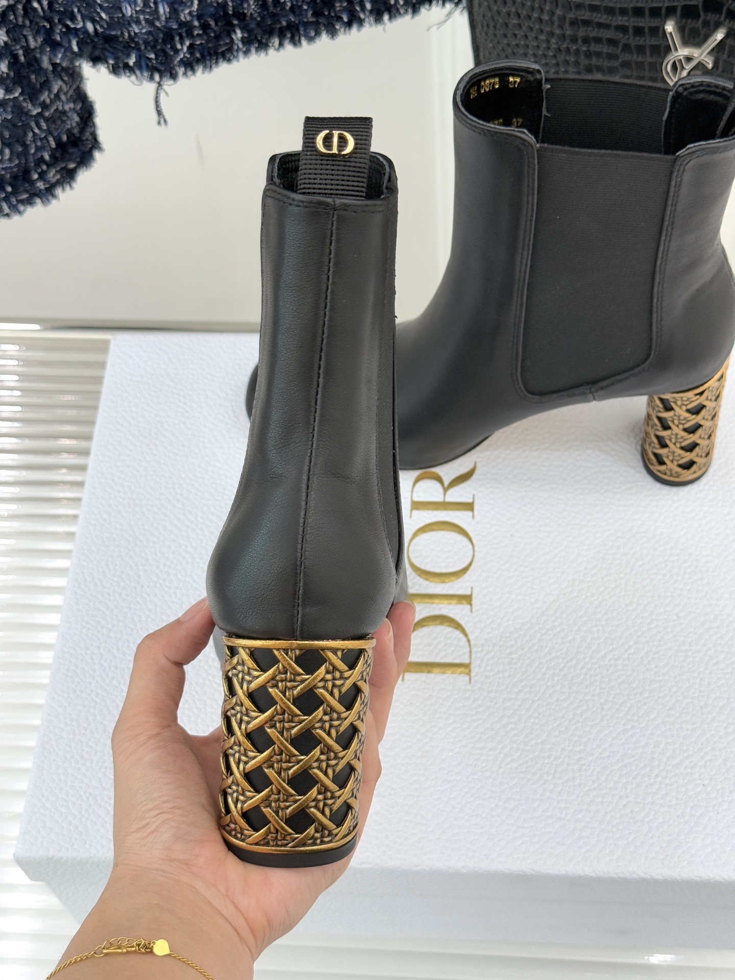 Dior/迪奥经典新品金属粗跟短靴这季的靴子真的要狂种草啦~超级好看让腿精们的腿再长一点！面料采用原版定