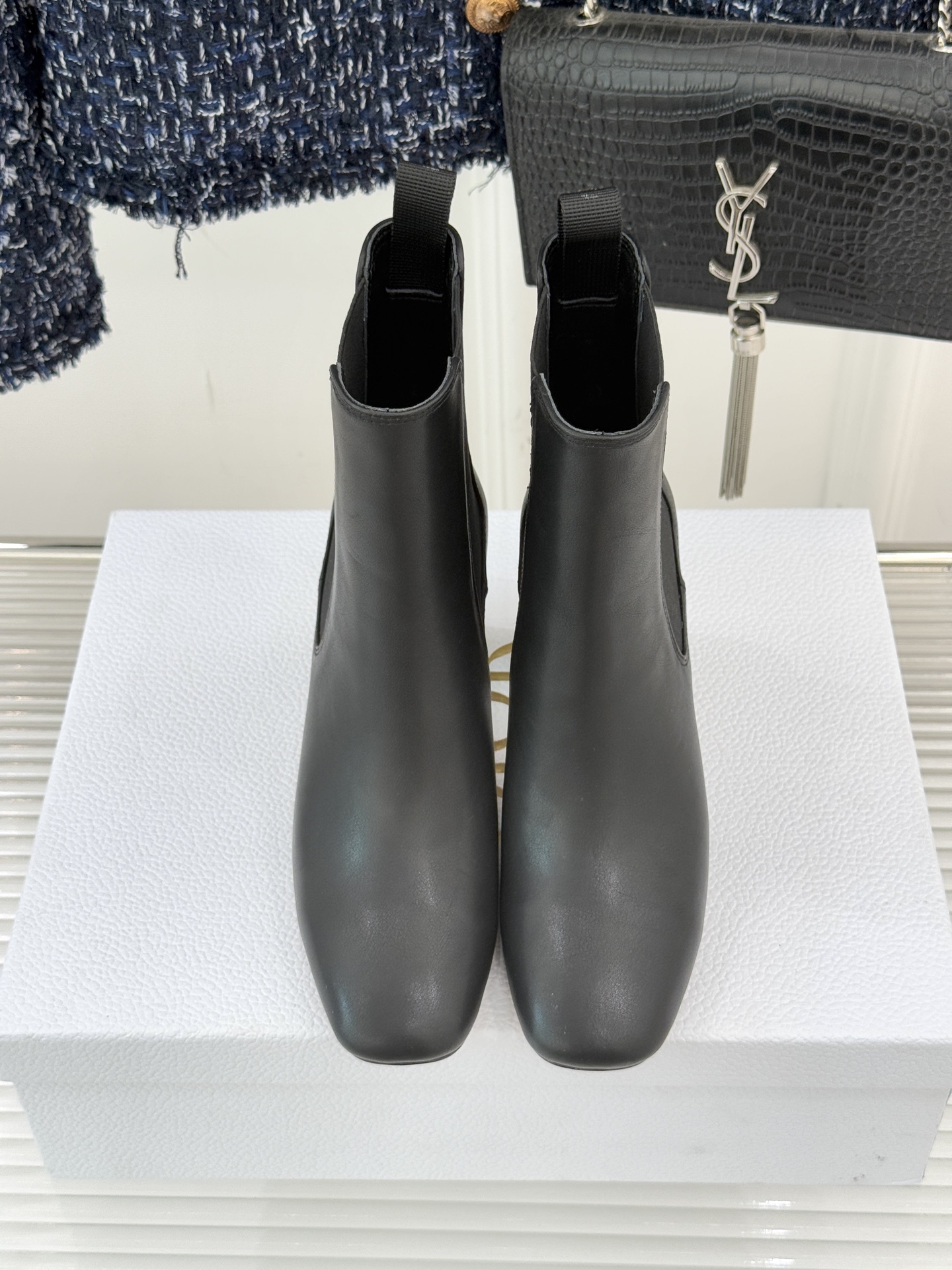 Dior/迪奥经典新品金属粗跟短靴这季的靴子真的要狂种草啦~超级好看让腿精们的腿再长一点！面料采用原版定