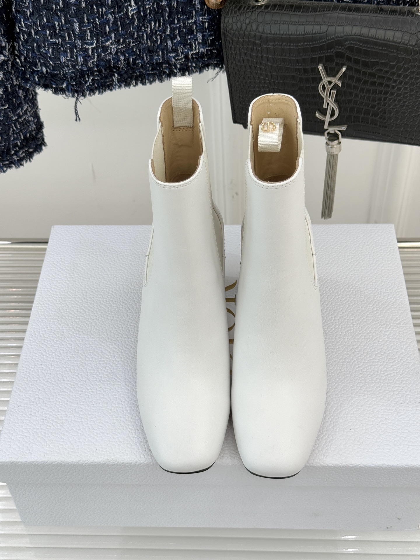 Dior/迪奥经典新品金属粗跟短靴这季的靴子真的要狂种草啦~超级好看让腿精们的腿再长一点！面料采用原版定