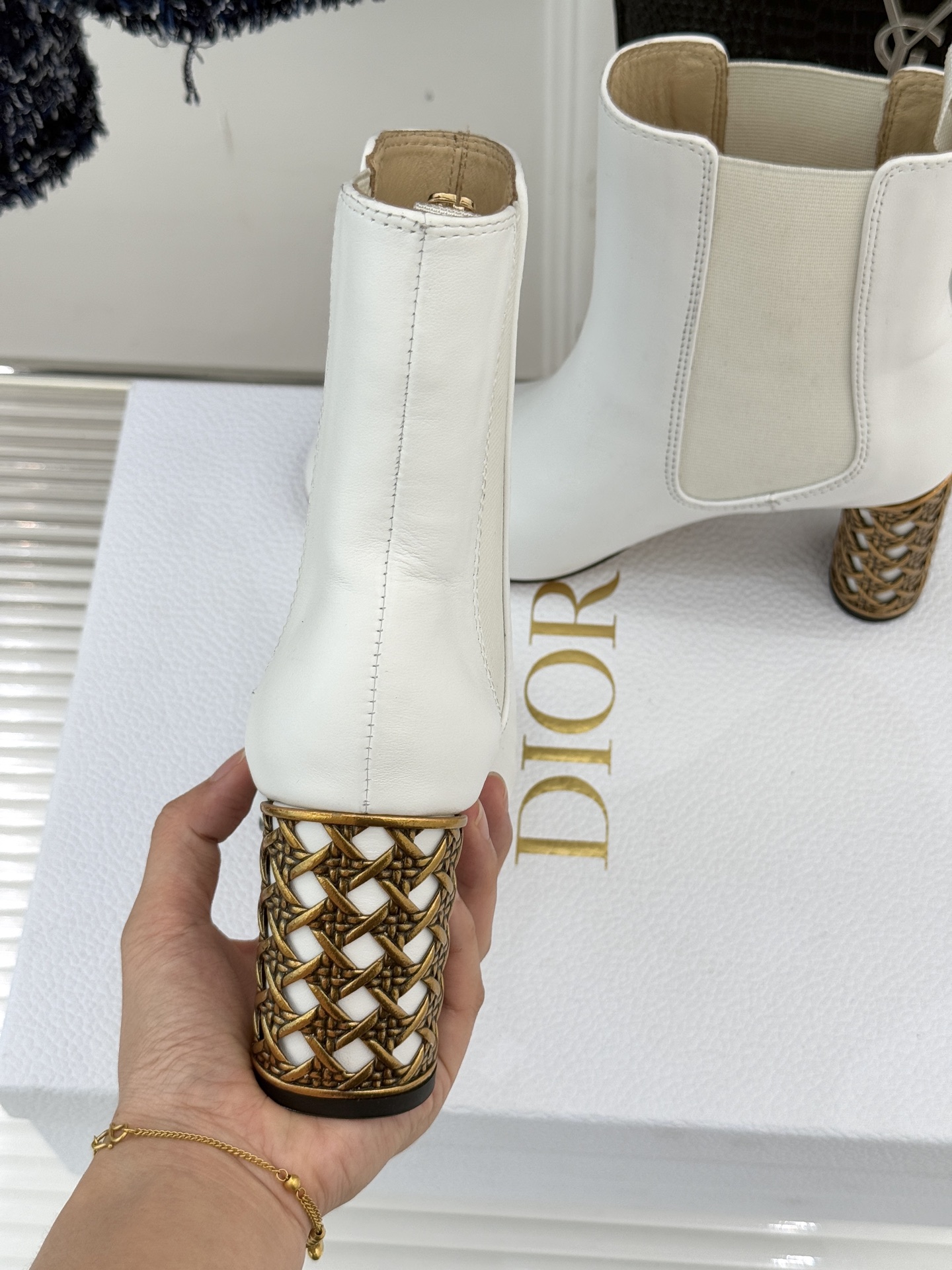 Dior/迪奥经典新品金属粗跟短靴这季的靴子真的要狂种草啦~超级好看让腿精们的腿再长一点！面料采用原版定