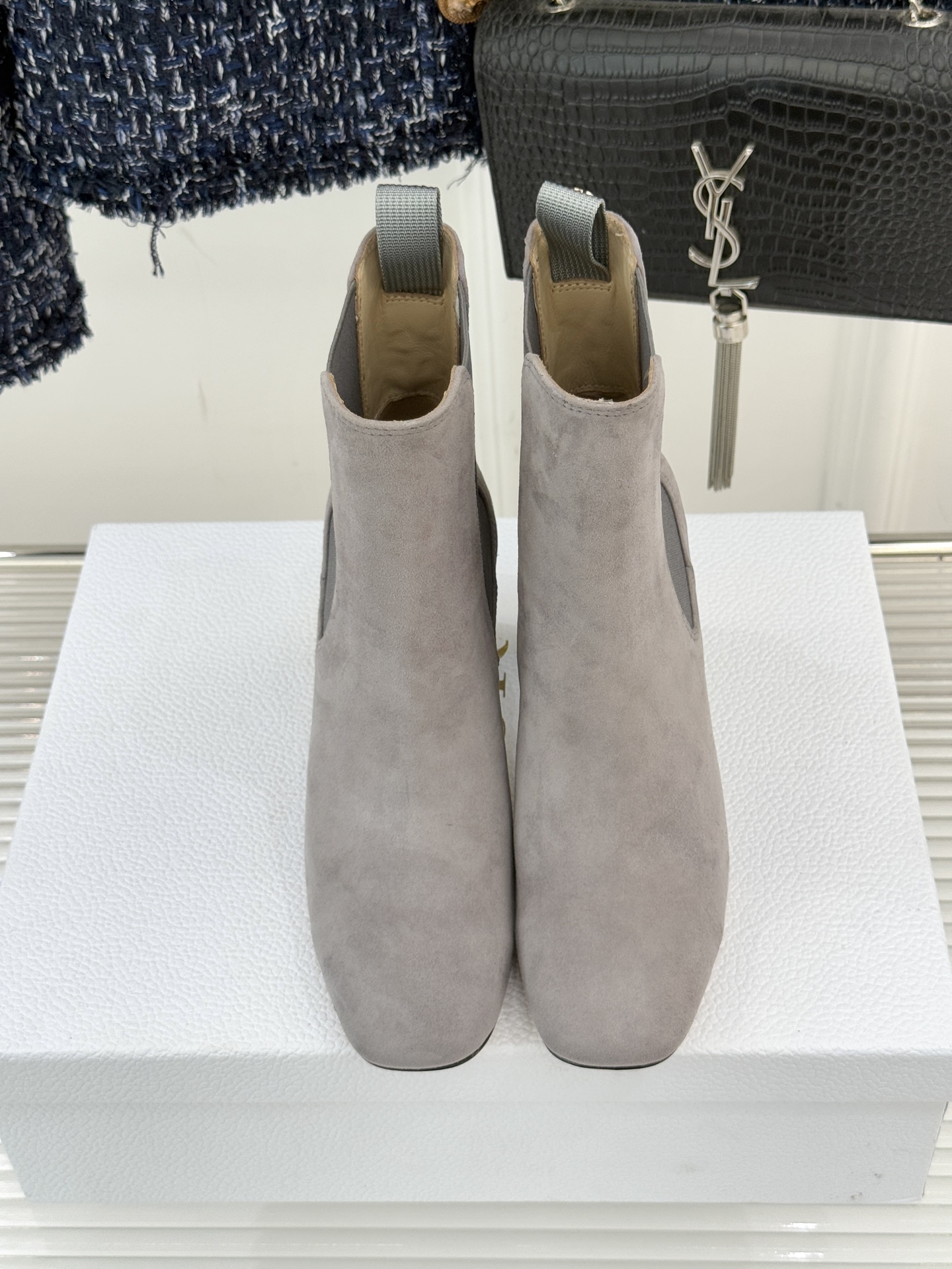 Dior/迪奥经典新品金属粗跟短靴这季的靴子真的要狂种草啦~超级好看让腿精们的腿再长一点！面料采用原版定