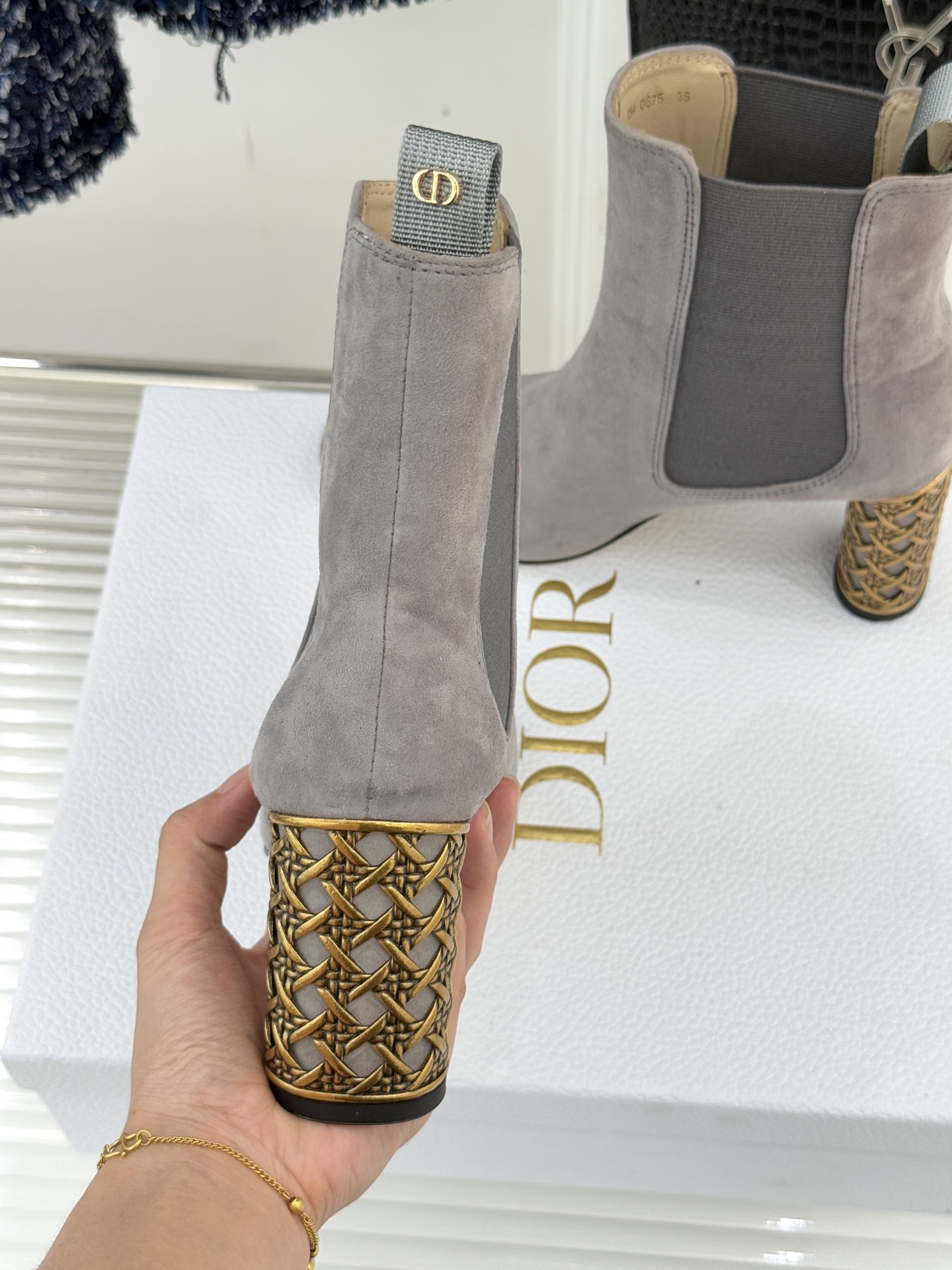 Dior/迪奥经典新品金属粗跟短靴这季的靴子真的要狂种草啦~超级好看让腿精们的腿再长一点！面料采用原版定