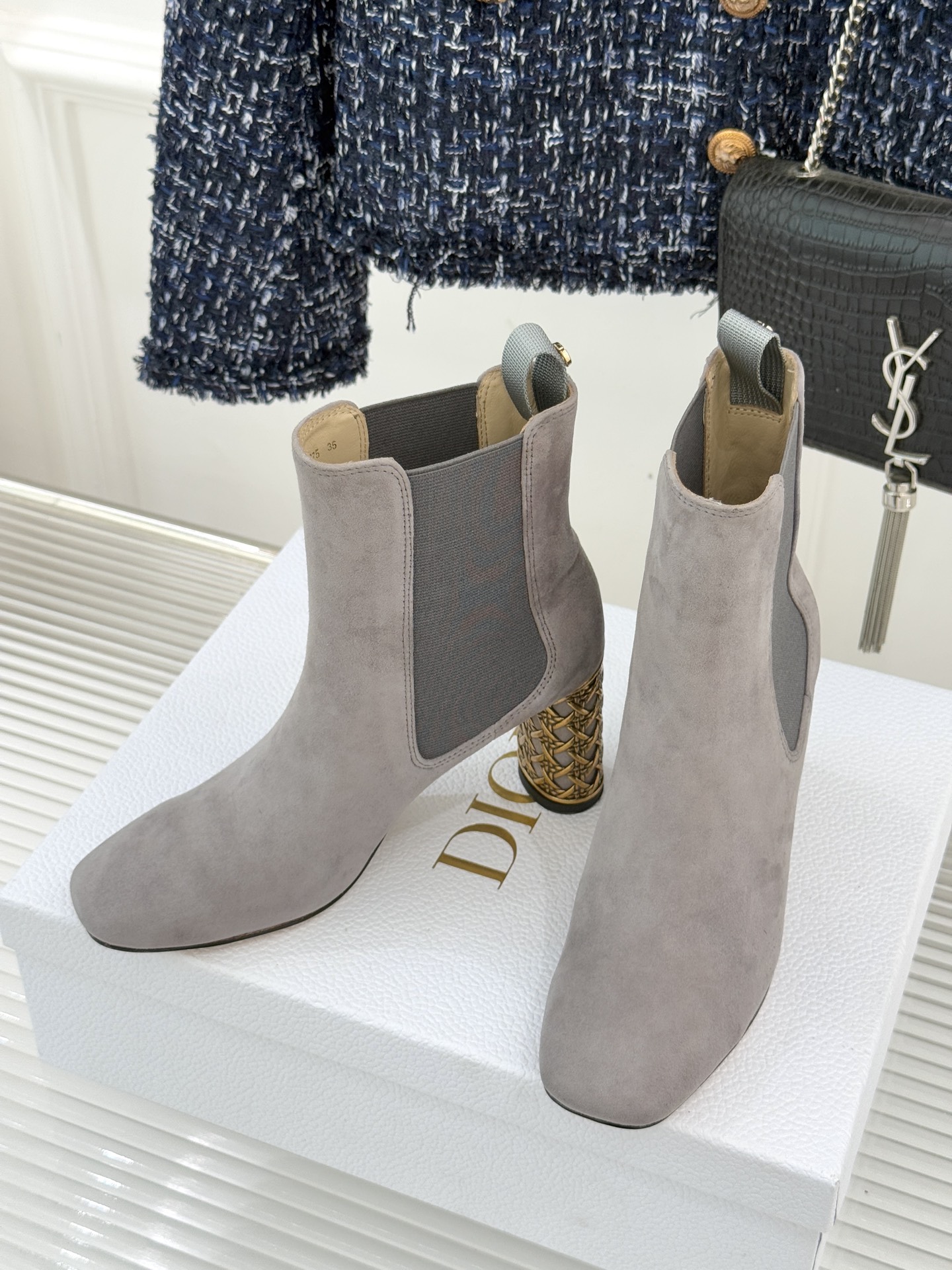 Dior/迪奥经典新品金属粗跟短靴这季的靴子真的要狂种草啦~超级好看让腿精们的腿再长一点！面料采用原版定