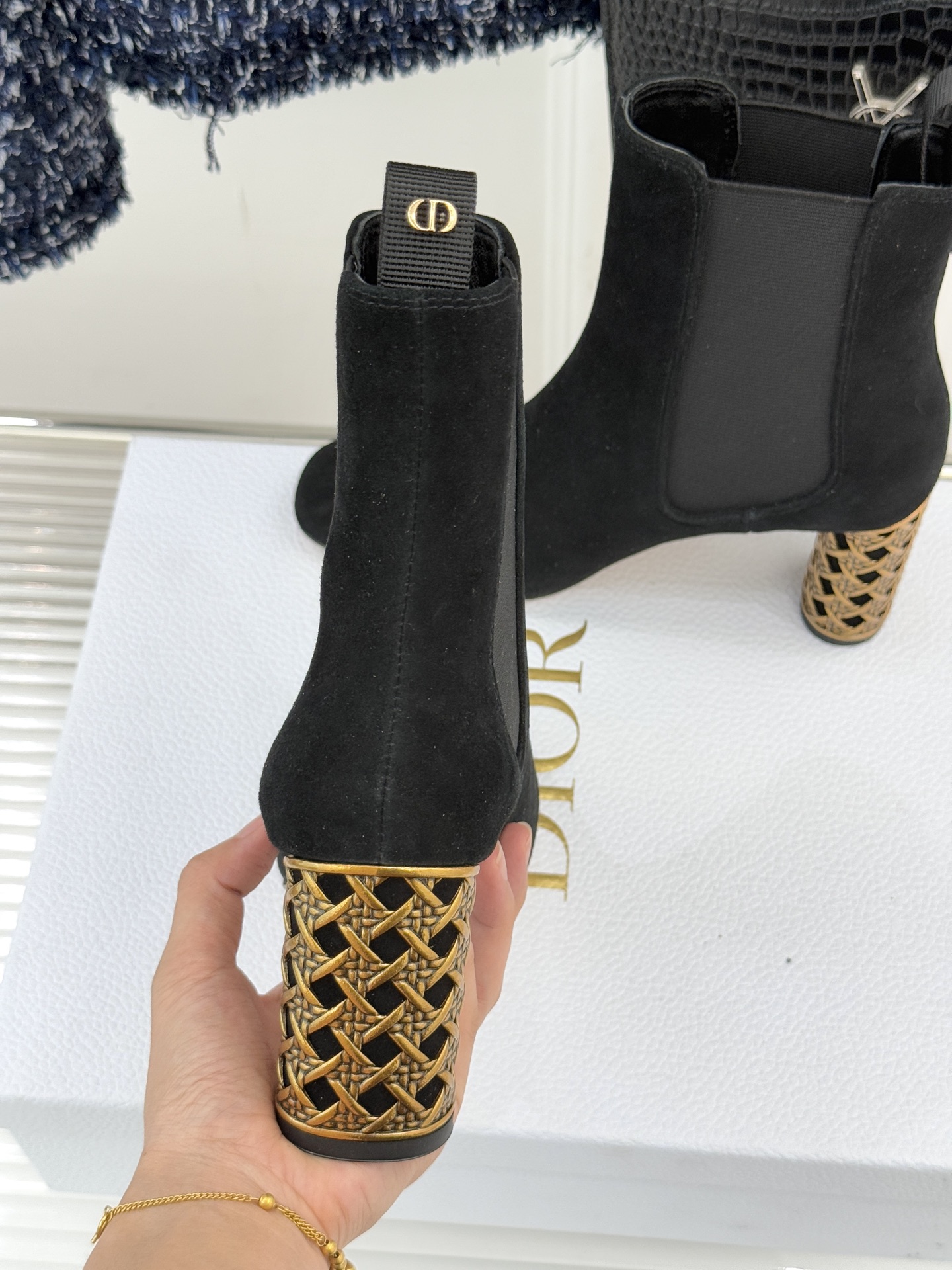 Dior/迪奥经典新品金属粗跟短靴这季的靴子真的要狂种草啦~超级好看让腿精们的腿再长一点！面料采用原版定