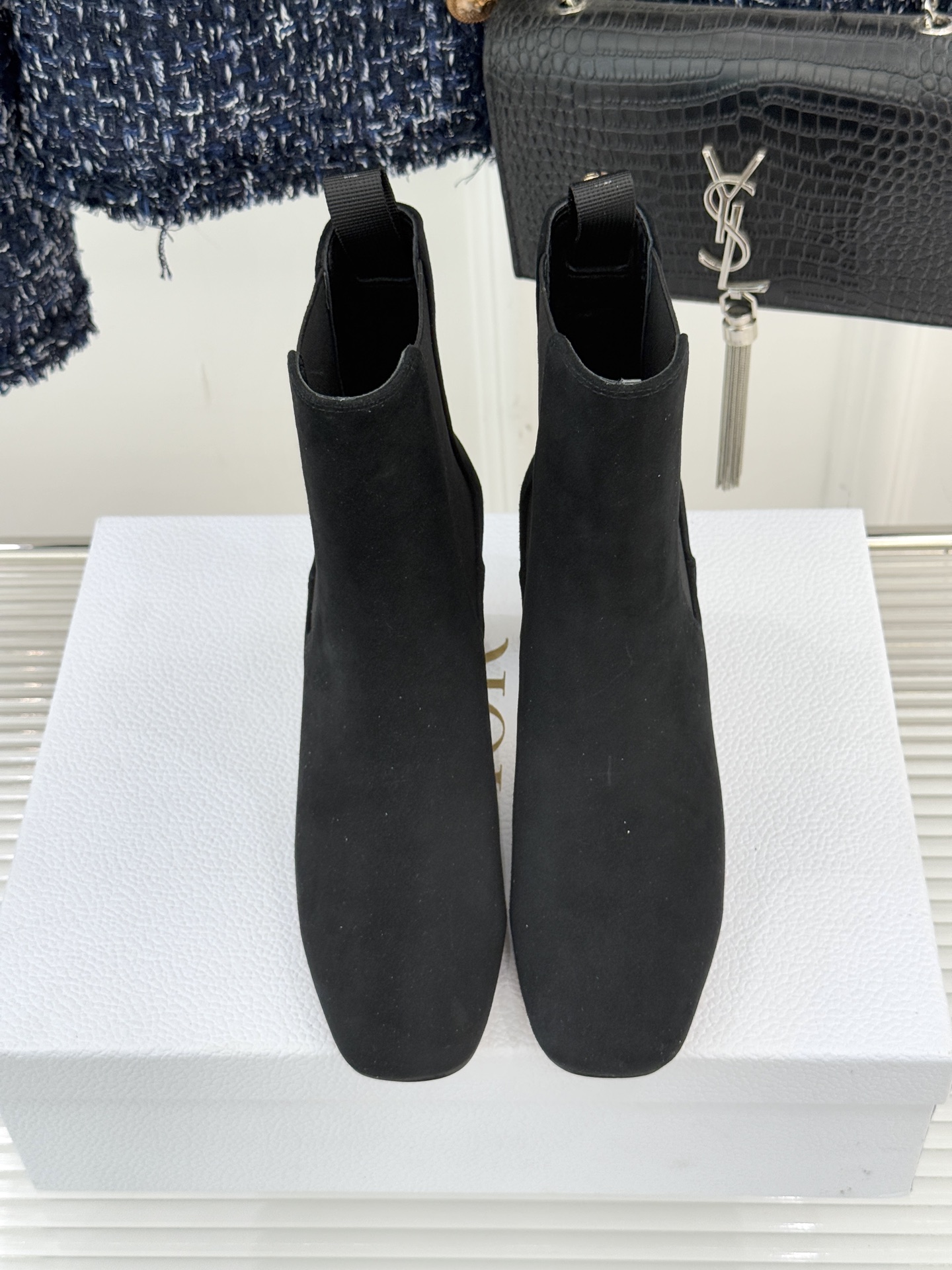 Dior/迪奥经典新品金属粗跟短靴这季的靴子真的要狂种草啦~超级好看让腿精们的腿再长一点！面料采用原版定