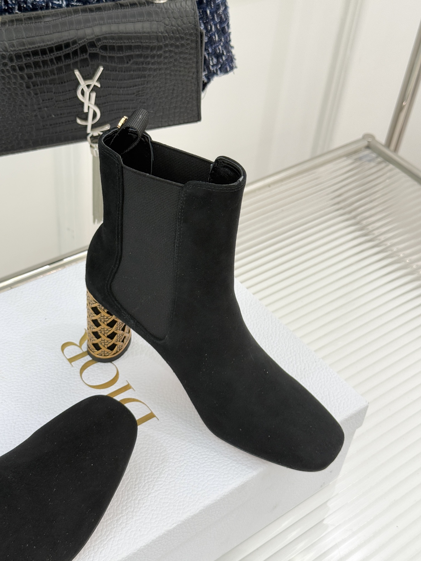 Dior/迪奥经典新品金属粗跟短靴这季的靴子真的要狂种草啦~超级好看让腿精们的腿再长一点！面料采用原版定