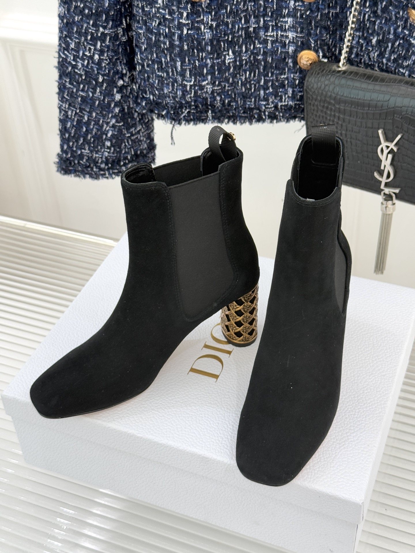 Dior/迪奥经典新品金属粗跟短靴这季的靴子真的要狂种草啦~超级好看让腿精们的腿再长一点！面料采用原版定