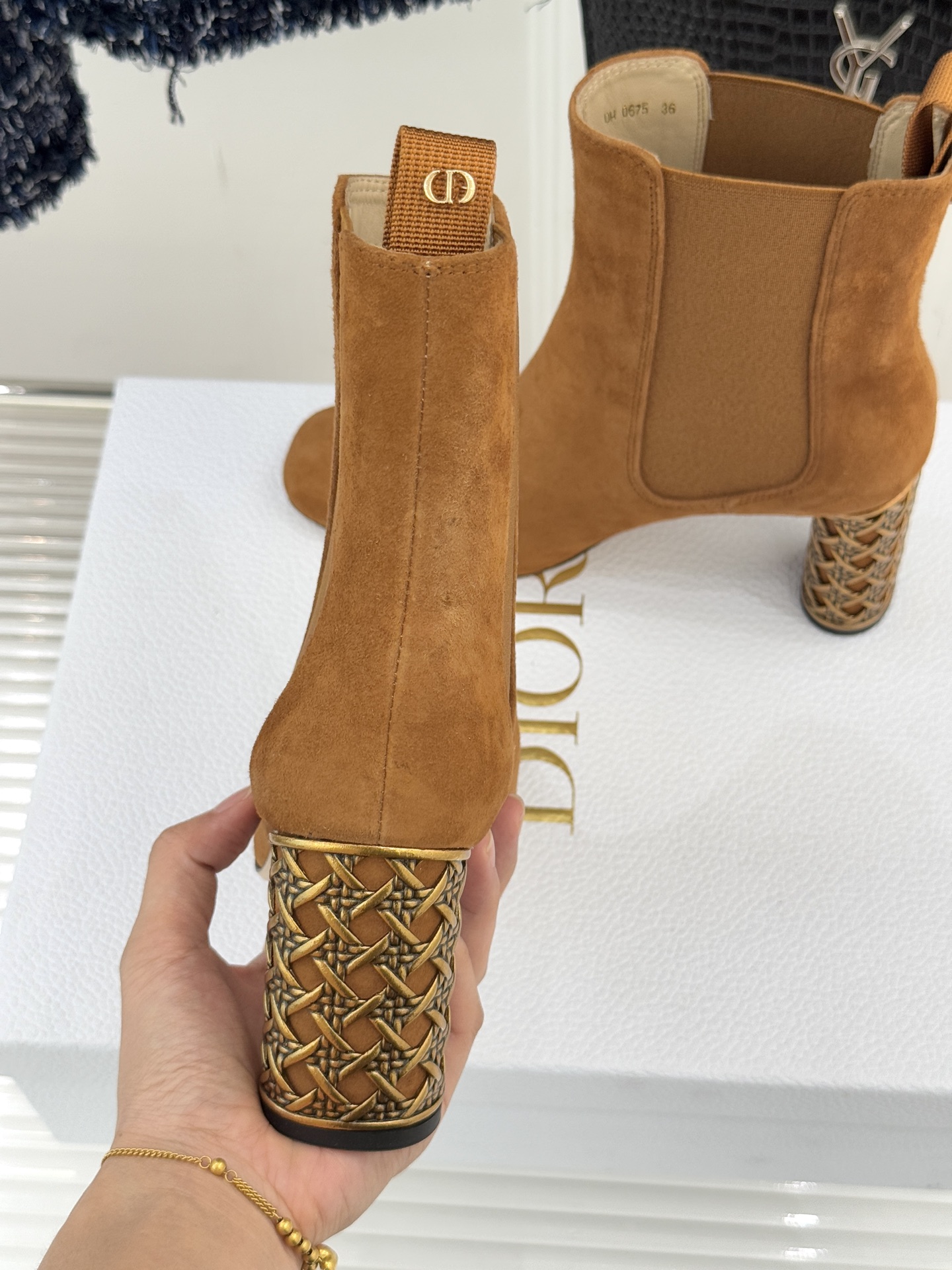 Dior/迪奥经典新品金属粗跟短靴这季的靴子真的要狂种草啦~超级好看让腿精们的腿再长一点！面料采用原版定
