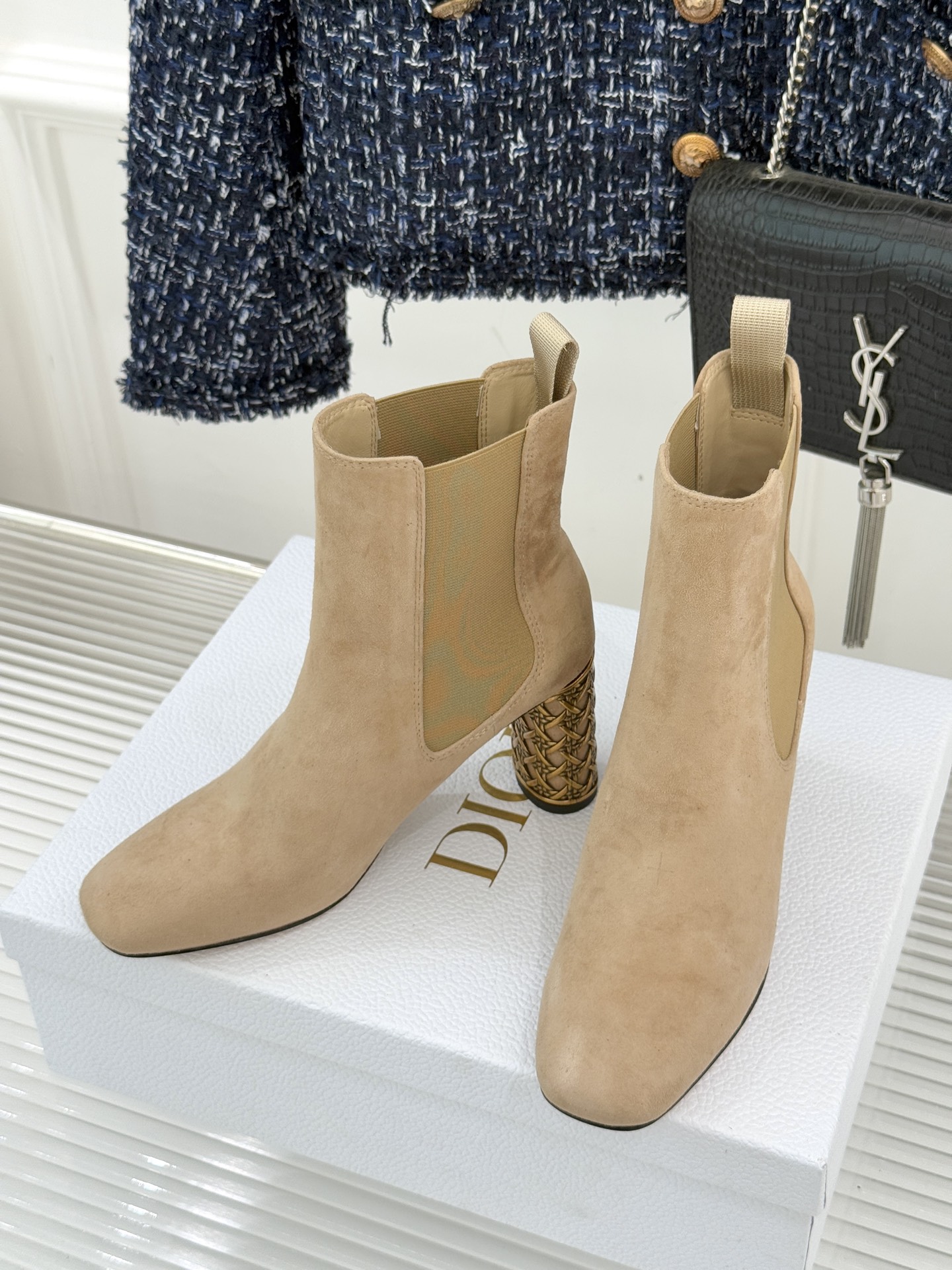 Dior/迪奥经典新品金属粗跟短靴这季的靴子真的要狂种草啦~超级好看让腿精们的腿再长一点！面料采用原版定