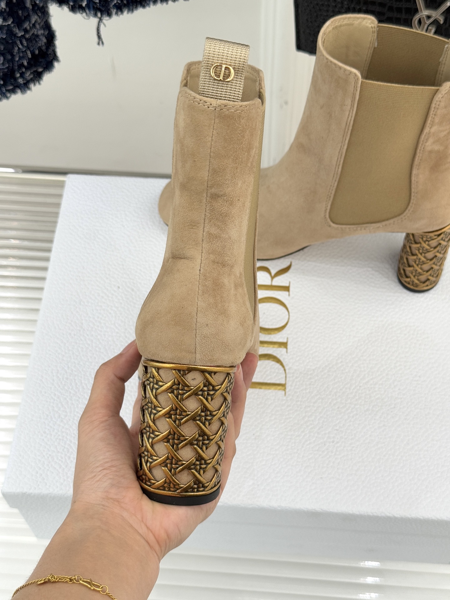 Dior/迪奥经典新品金属粗跟短靴这季的靴子真的要狂种草啦~超级好看让腿精们的腿再长一点！面料采用原版定