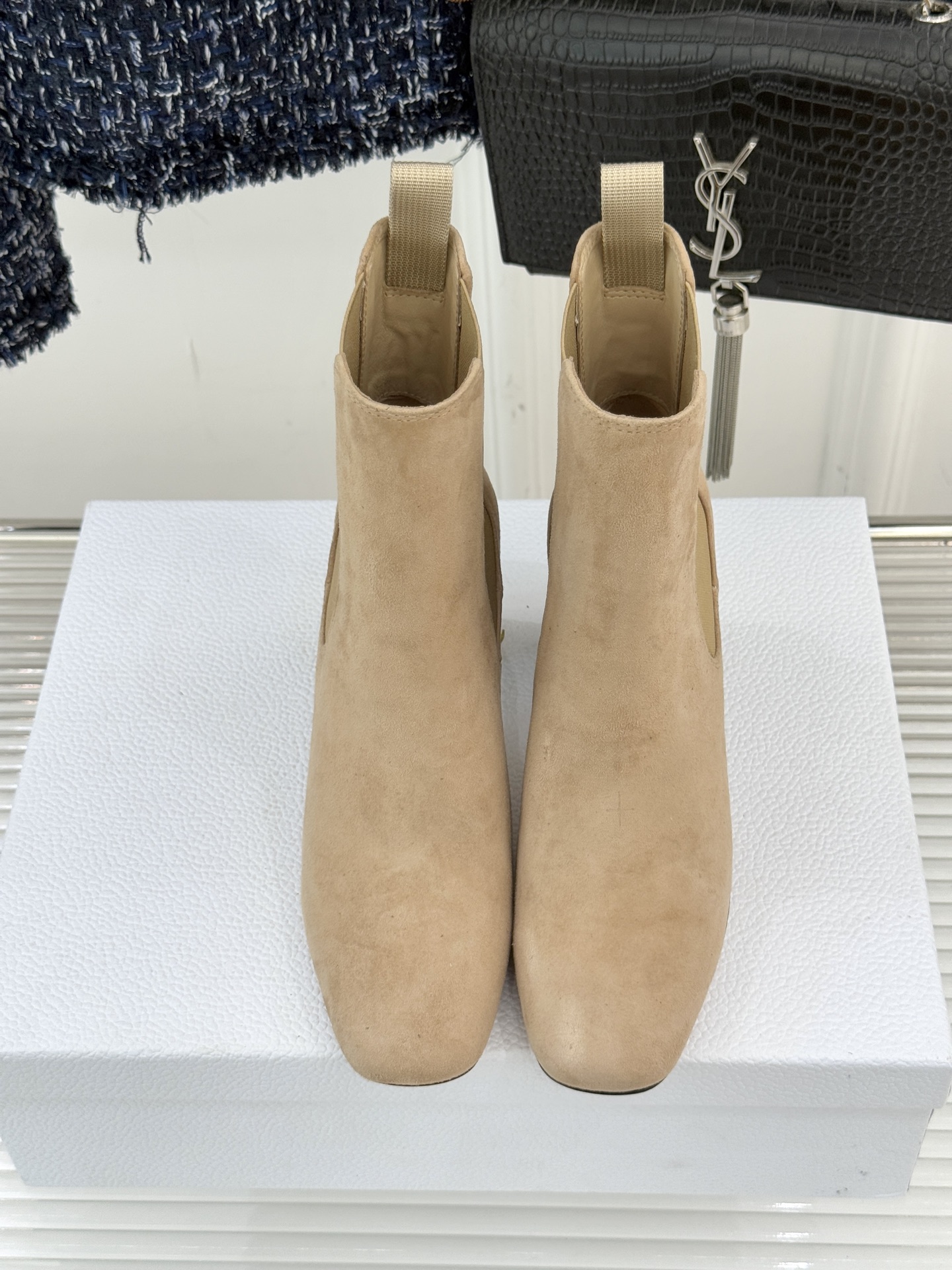 Dior/迪奥经典新品金属粗跟短靴这季的靴子真的要狂种草啦~超级好看让腿精们的腿再长一点！面料采用原版定