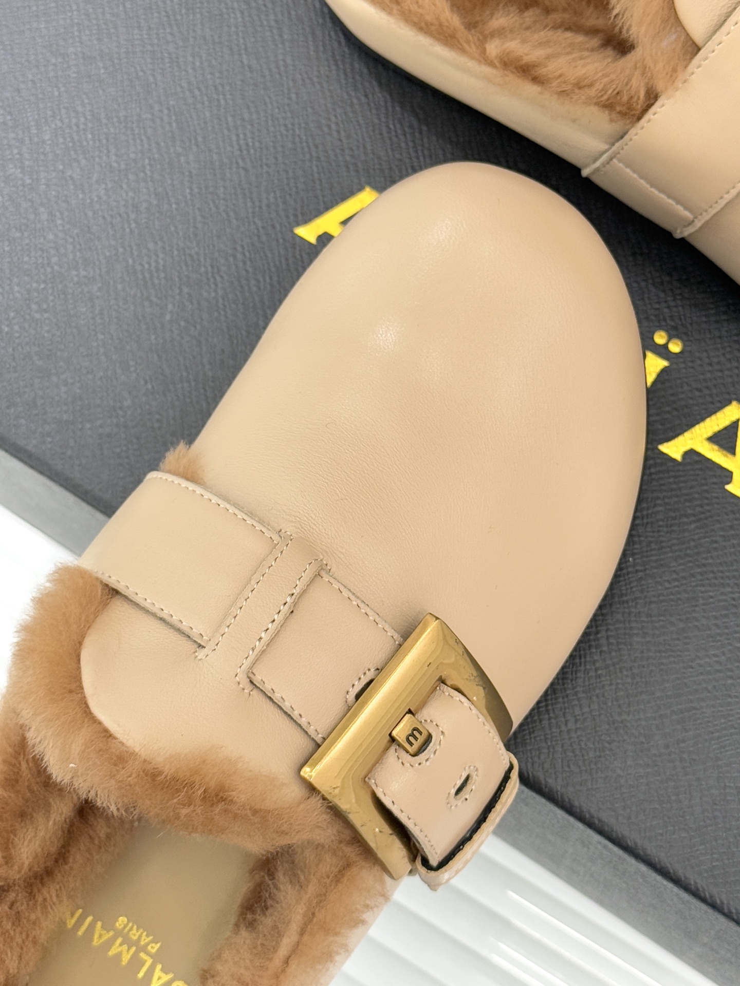 Balmain｜巴尔曼 25WF新品皮带扣包头半拖毛拖这双毛拖以颠覆性设计 重新定义秋冬休闲格调。标志性