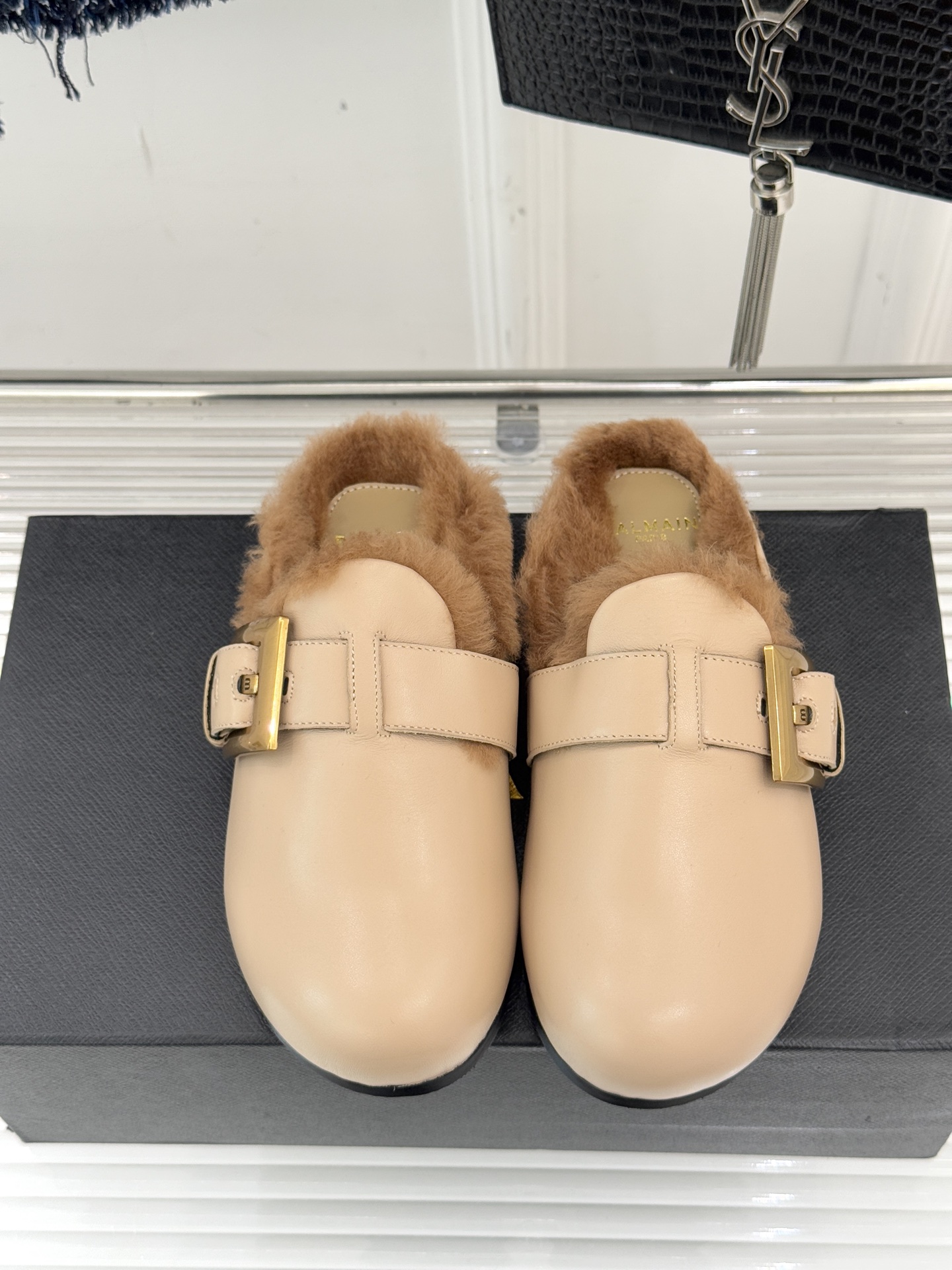 Balmain｜巴尔曼 25WF新品皮带扣包头半拖毛拖这双毛拖以颠覆性设计 重新定义秋冬休闲格调。标志性