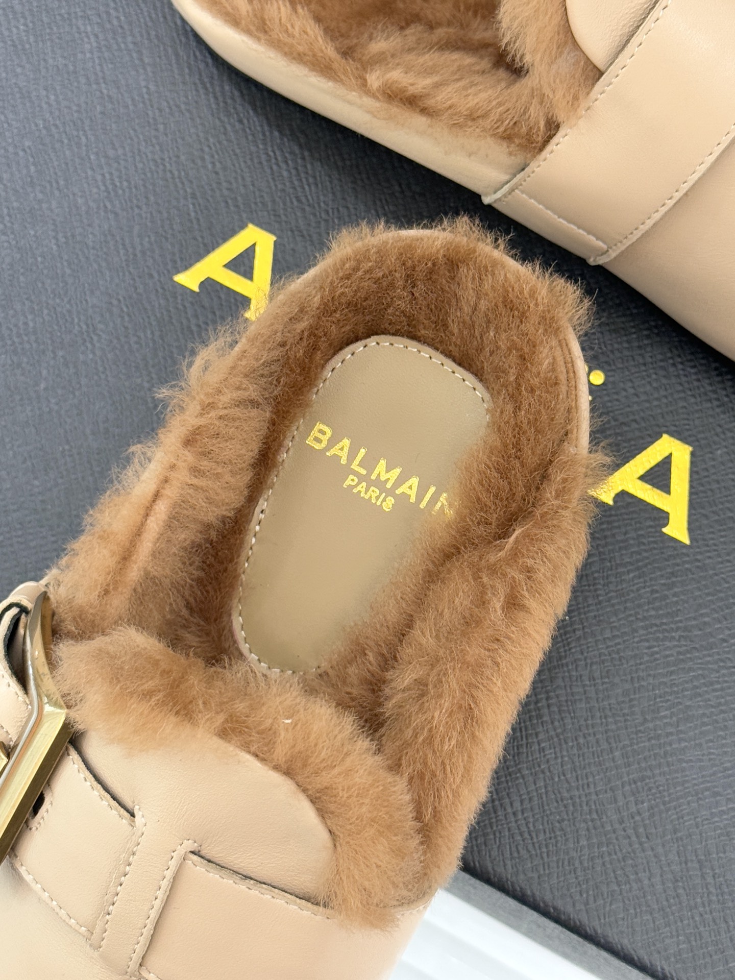 Balmain｜巴尔曼 25WF新品皮带扣包头半拖毛拖这双毛拖以颠覆性设计 重新定义秋冬休闲格调。标志性