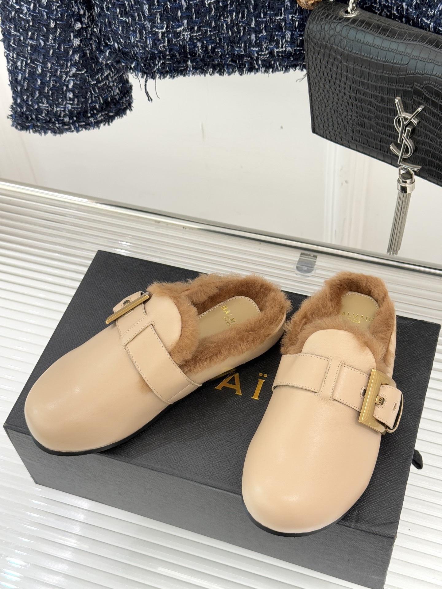 Balmain｜巴尔曼 25WF新品皮带扣包头半拖毛拖这双毛拖以颠覆性设计 重新定义秋冬休闲格调。标志性