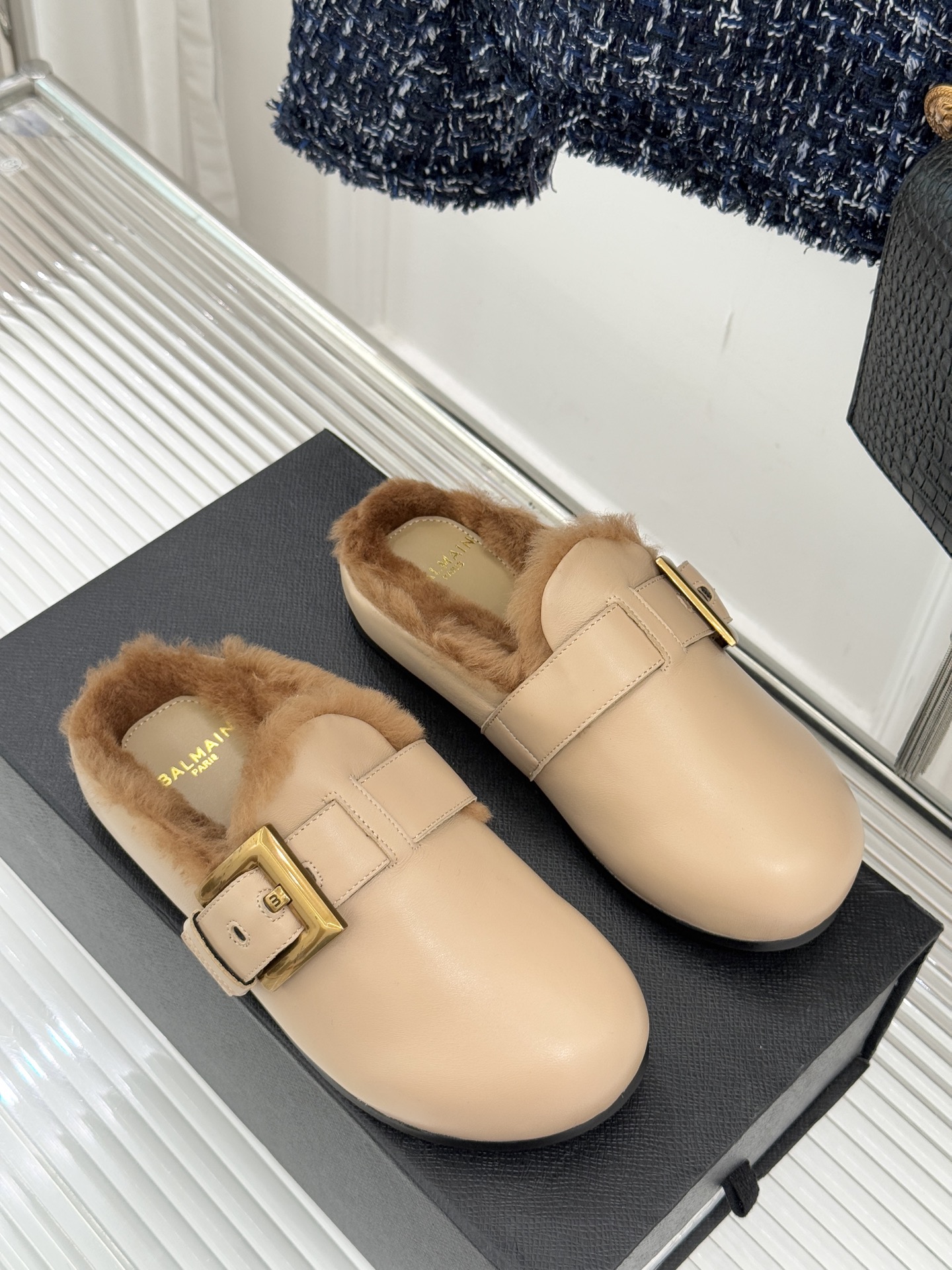 Balmain｜巴尔曼 25WF新品皮带扣包头半拖毛拖这双毛拖以颠覆性设计 重新定义秋冬休闲格调。标志性
