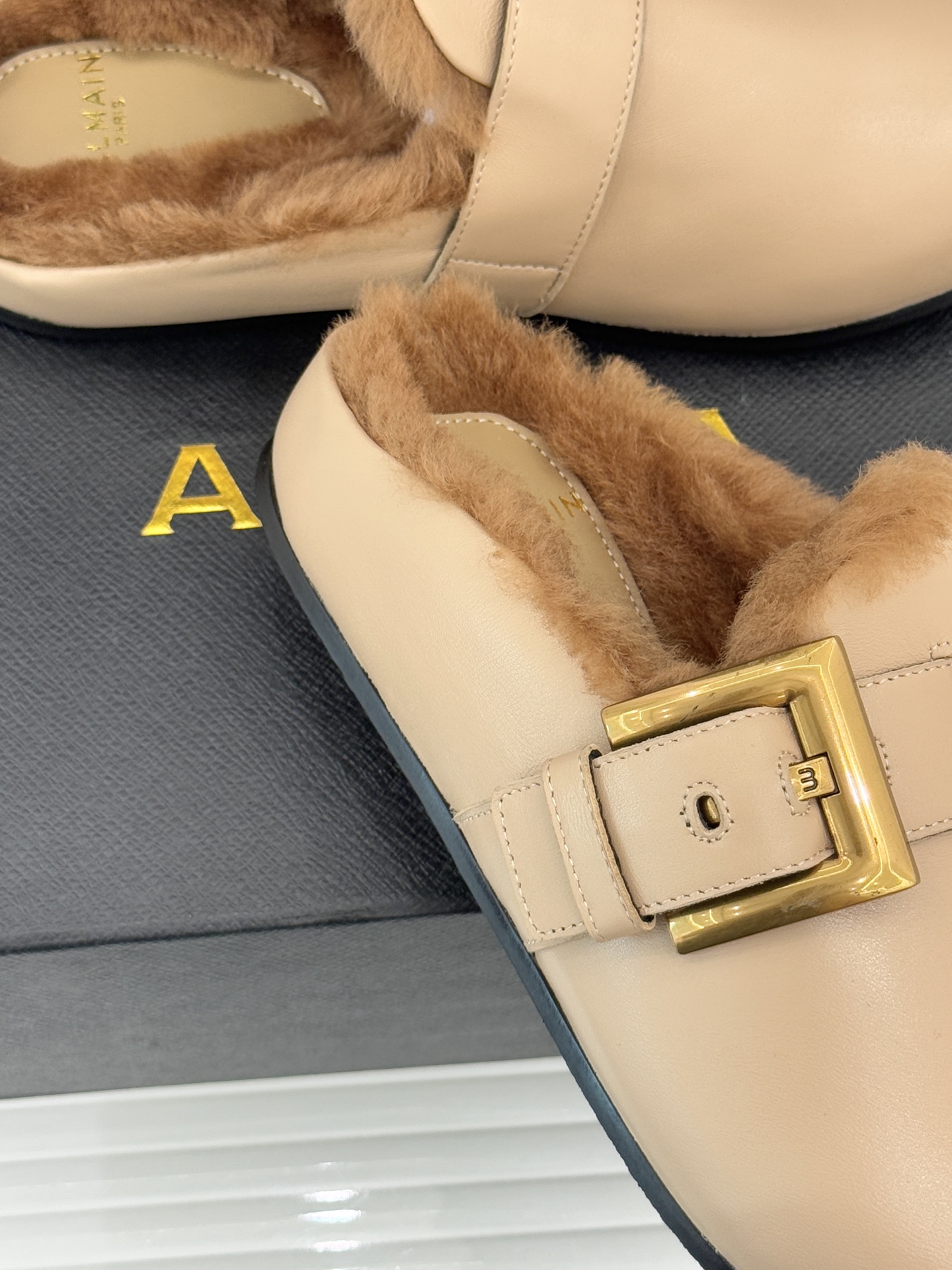 Balmain｜巴尔曼 25WF新品皮带扣包头半拖毛拖这双毛拖以颠覆性设计 重新定义秋冬休闲格调。标志性