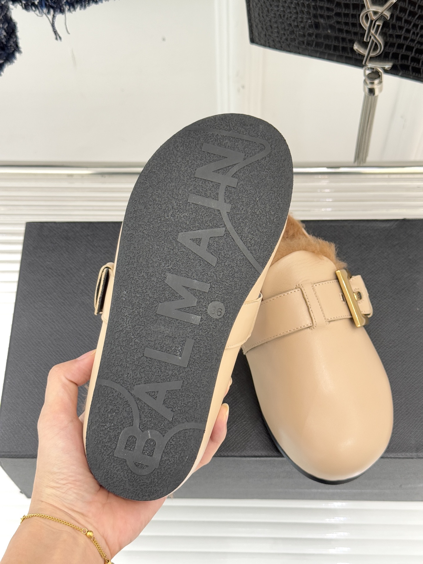 Balmain｜巴尔曼 25WF新品皮带扣包头半拖毛拖这双毛拖以颠覆性设计 重新定义秋冬休闲格调。标志性