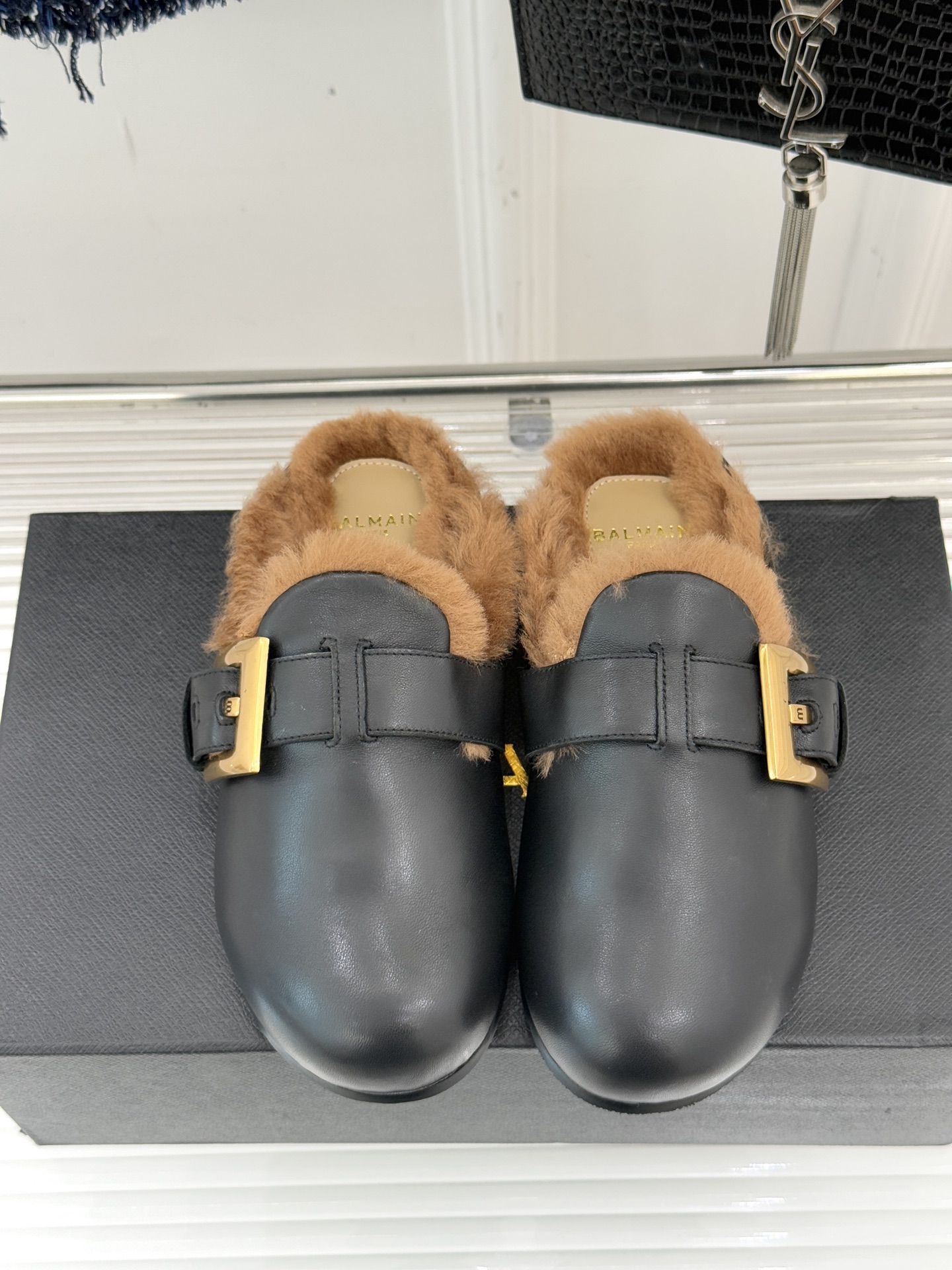 Balmain｜巴尔曼 25WF新品皮带扣包头半拖毛拖这双毛拖以颠覆性设计 重新定义秋冬休闲格调。标志性