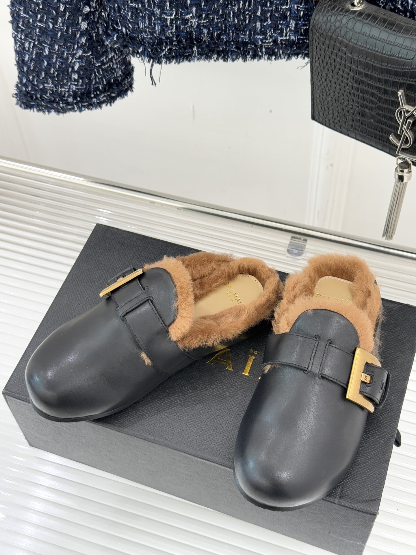 Balmain｜巴尔曼 25WF新品皮带扣包头半拖毛拖这双毛拖以颠覆性设计 重新定义秋冬休闲格调。标志性