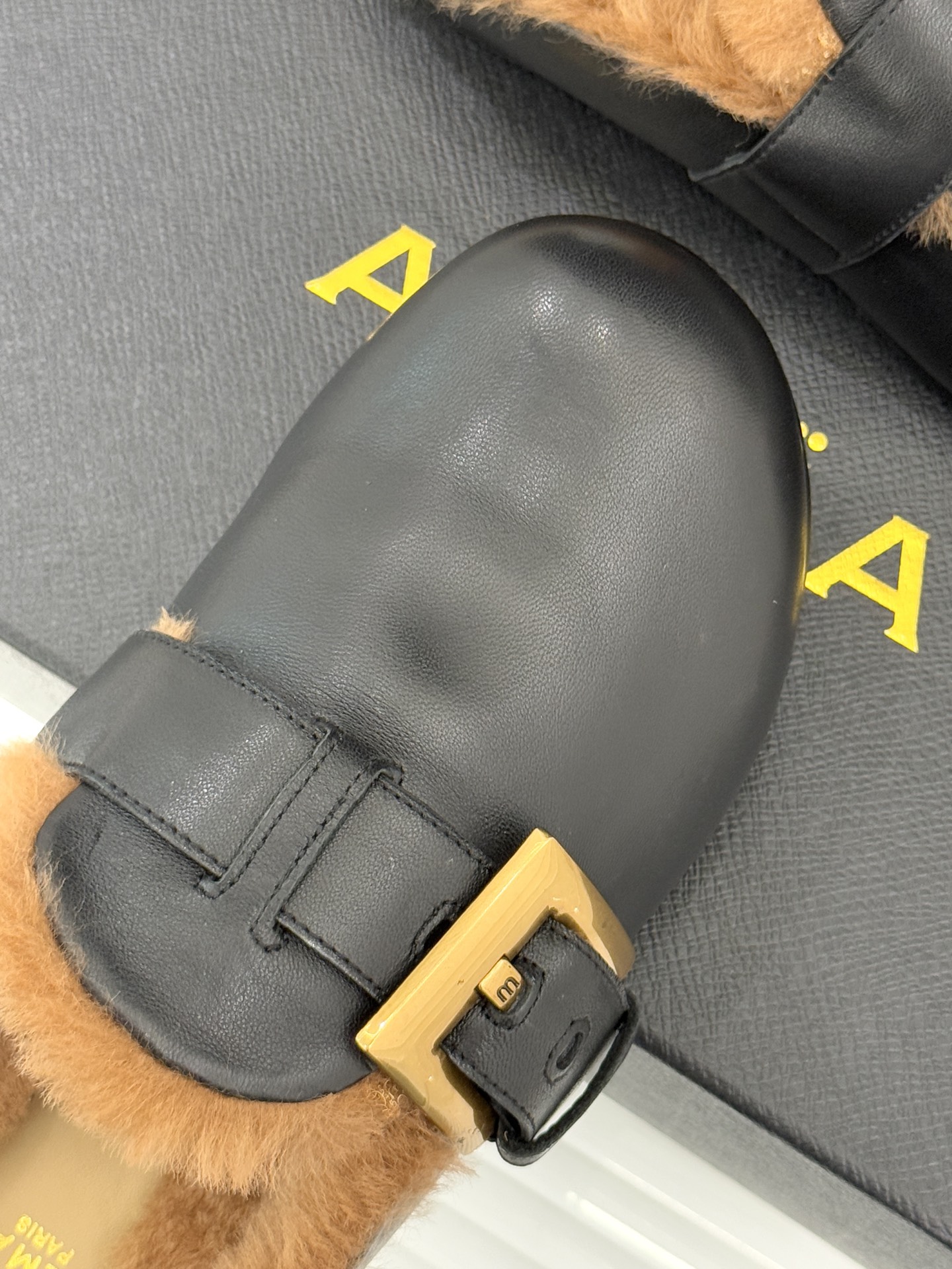 Balmain｜巴尔曼 25WF新品皮带扣包头半拖毛拖这双毛拖以颠覆性设计 重新定义秋冬休闲格调。标志性