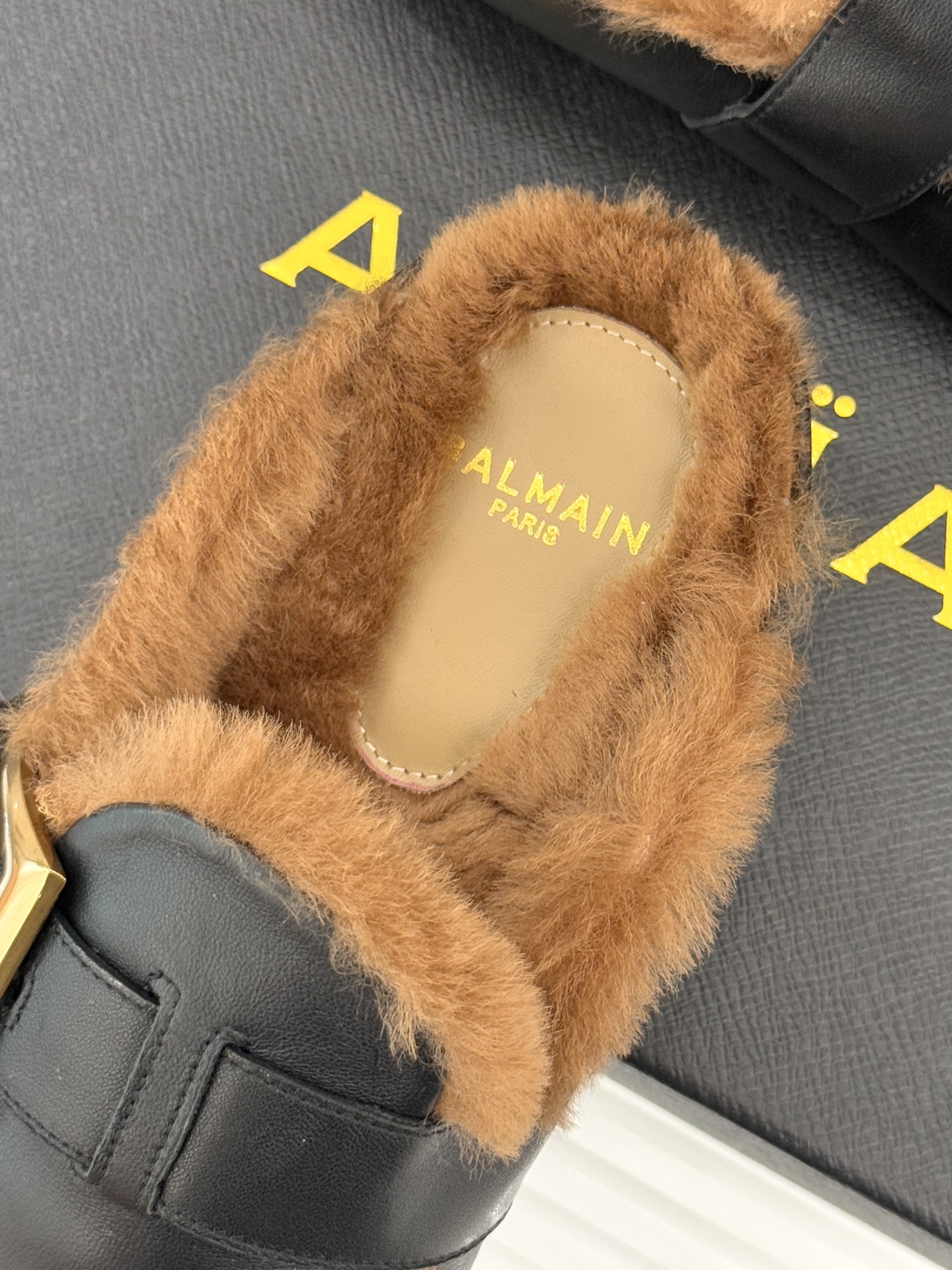 Balmain｜巴尔曼 25WF新品皮带扣包头半拖毛拖这双毛拖以颠覆性设计 重新定义秋冬休闲格调。标志性