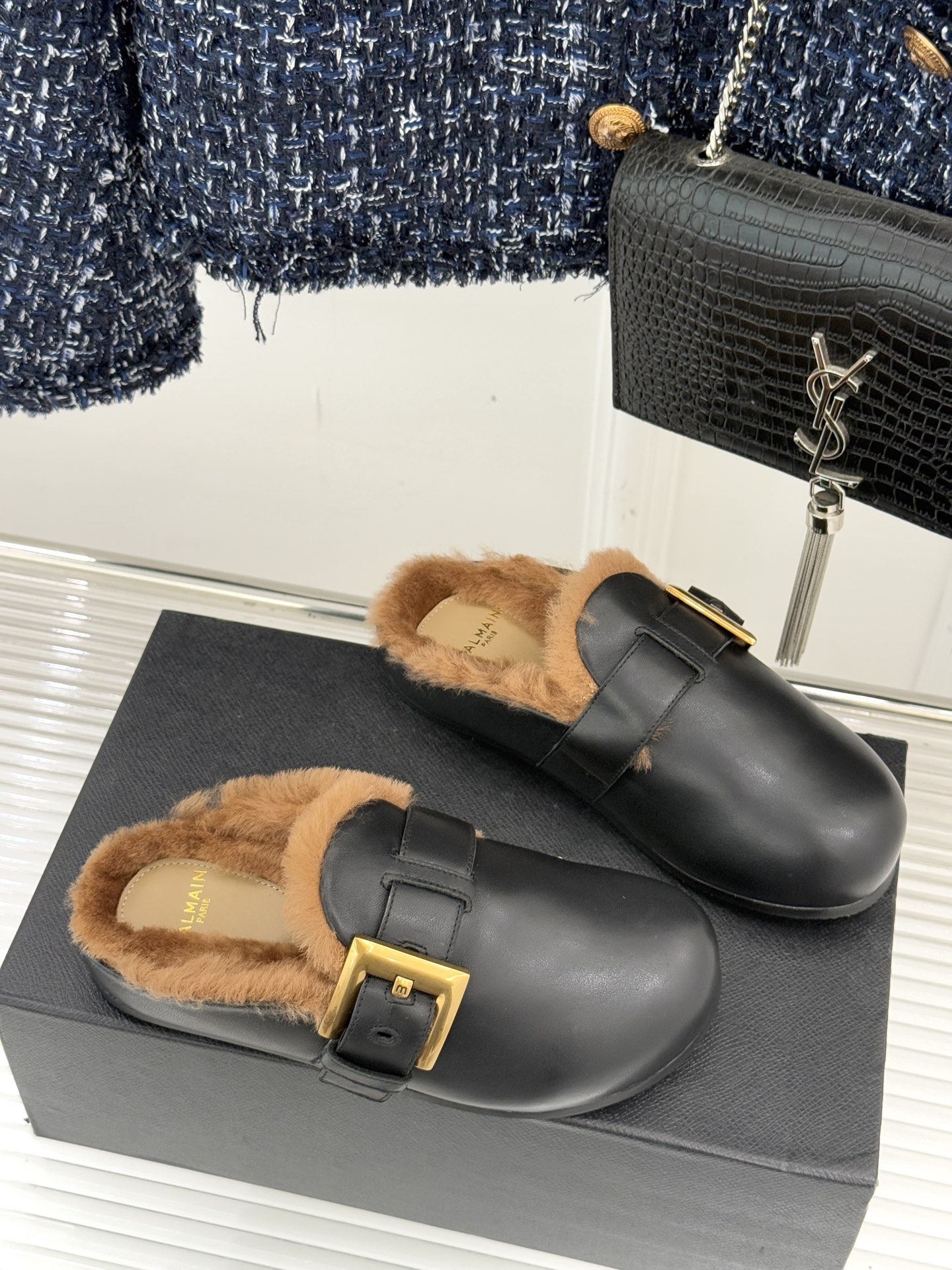 Balmain｜巴尔曼 25WF新品皮带扣包头半拖毛拖这双毛拖以颠覆性设计 重新定义秋冬休闲格调。标志性