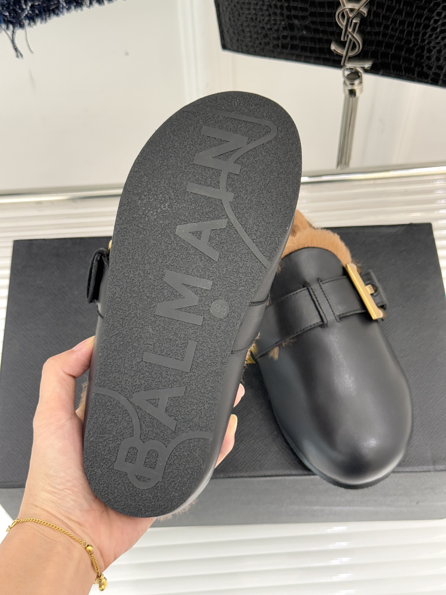 Balmain｜巴尔曼 25WF新品皮带扣包头半拖毛拖这双毛拖以颠覆性设计 重新定义秋冬休闲格调。标志性