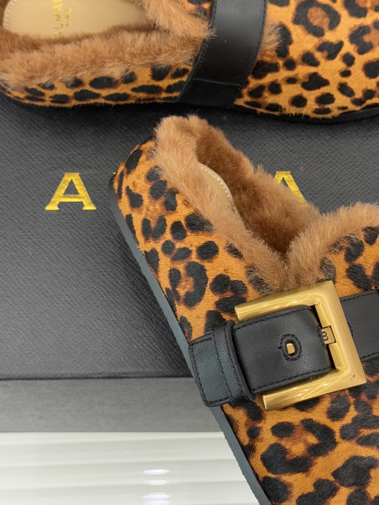 Balmain｜巴尔曼 25WF新品皮带扣包头半拖毛拖这双毛拖以颠覆性设计 重新定义秋冬休闲格调。标志性