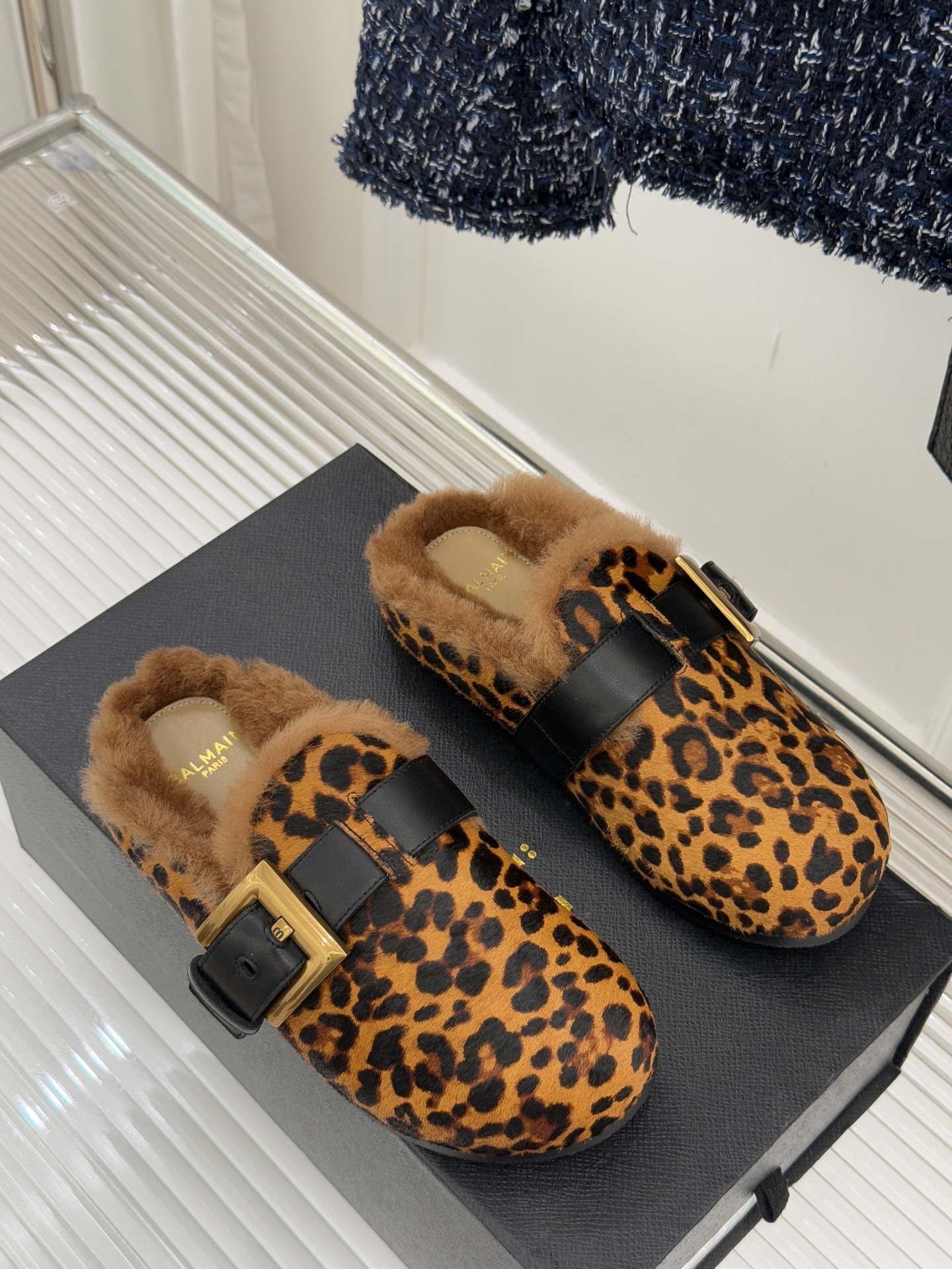 Balmain｜巴尔曼 25WF新品皮带扣包头半拖毛拖这双毛拖以颠覆性设计 重新定义秋冬休闲格调。标志性