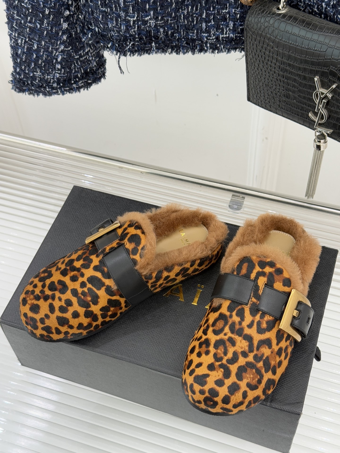 Balmain｜巴尔曼 25WF新品皮带扣包头半拖毛拖这双毛拖以颠覆性设计 重新定义秋冬休闲格调。标志性