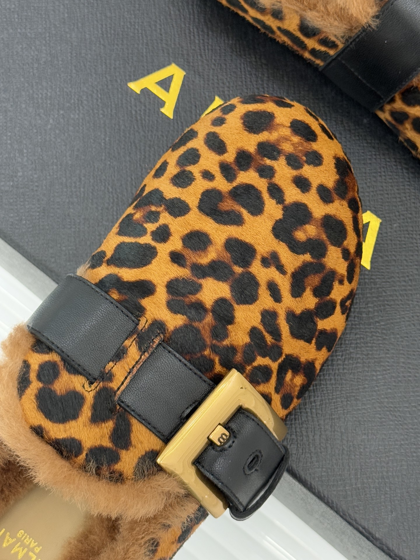 Balmain｜巴尔曼 25WF新品皮带扣包头半拖毛拖这双毛拖以颠覆性设计 重新定义秋冬休闲格调。标志性
