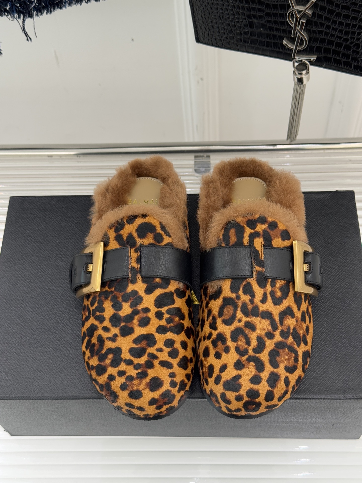 Balmain｜巴尔曼 25WF新品皮带扣包头半拖毛拖这双毛拖以颠覆性设计 重新定义秋冬休闲格调。标志性