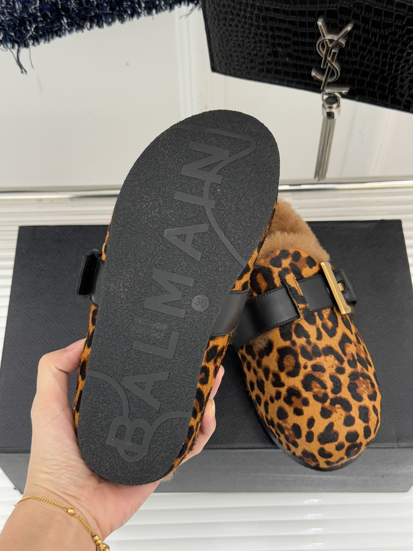 Balmain｜巴尔曼 25WF新品皮带扣包头半拖毛拖这双毛拖以颠覆性设计 重新定义秋冬休闲格调。标志性