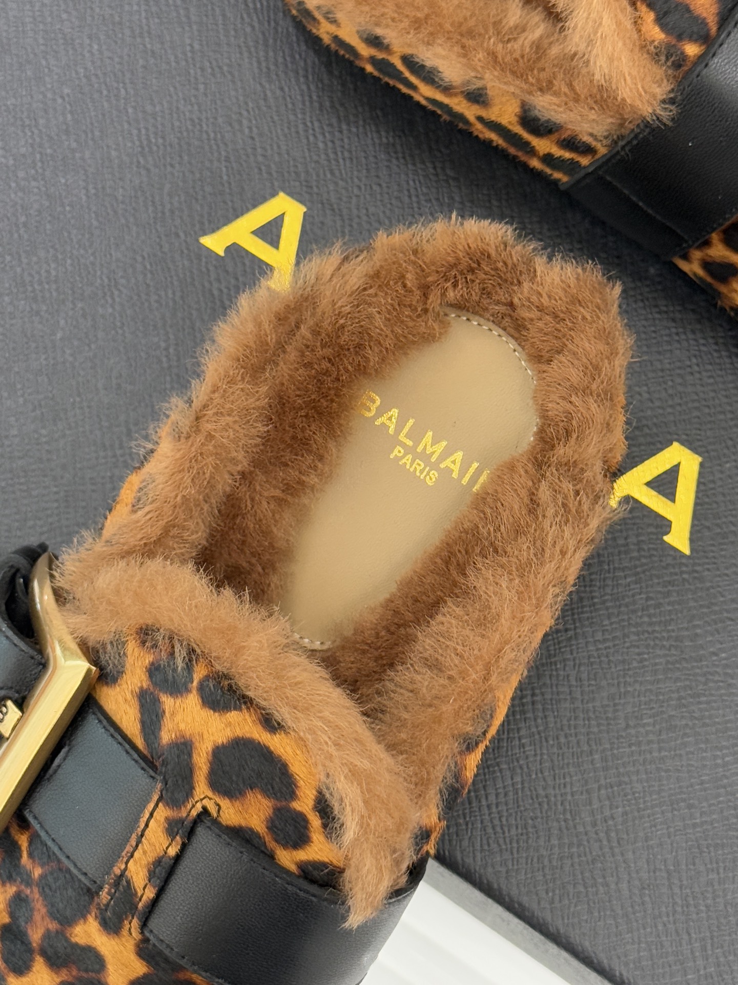 Balmain｜巴尔曼 25WF新品皮带扣包头半拖毛拖这双毛拖以颠覆性设计 重新定义秋冬休闲格调。标志性