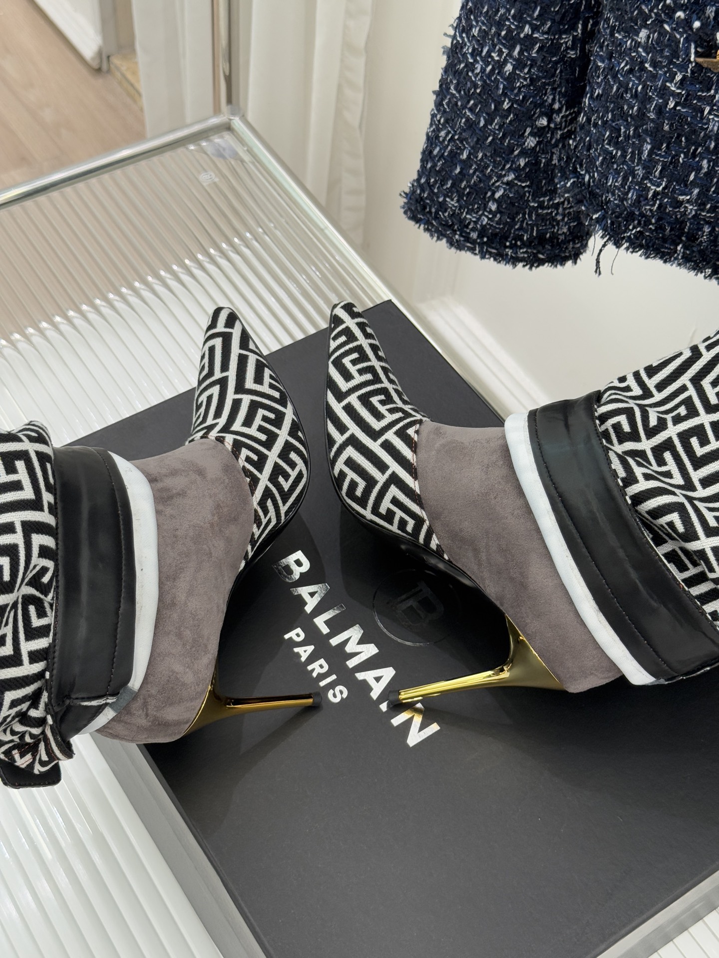 Balmain｜巴尔曼经典尖头皮带扣裤管靴今天必须安利这款巴尔莫尖头皮带扣裤管靴从设计到细节 全是让人无