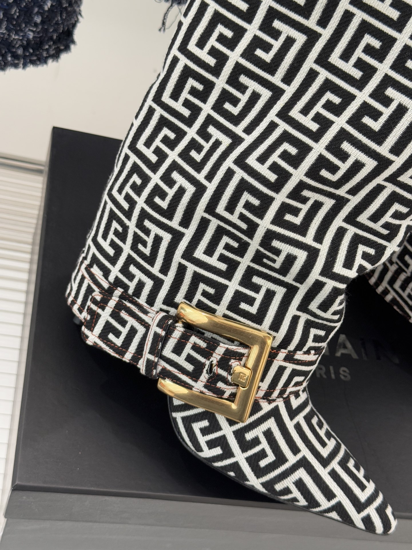 Balmain｜巴尔曼经典尖头皮带扣裤管靴今天必须安利这款巴尔莫尖头皮带扣裤管靴从设计到细节 全是让人无