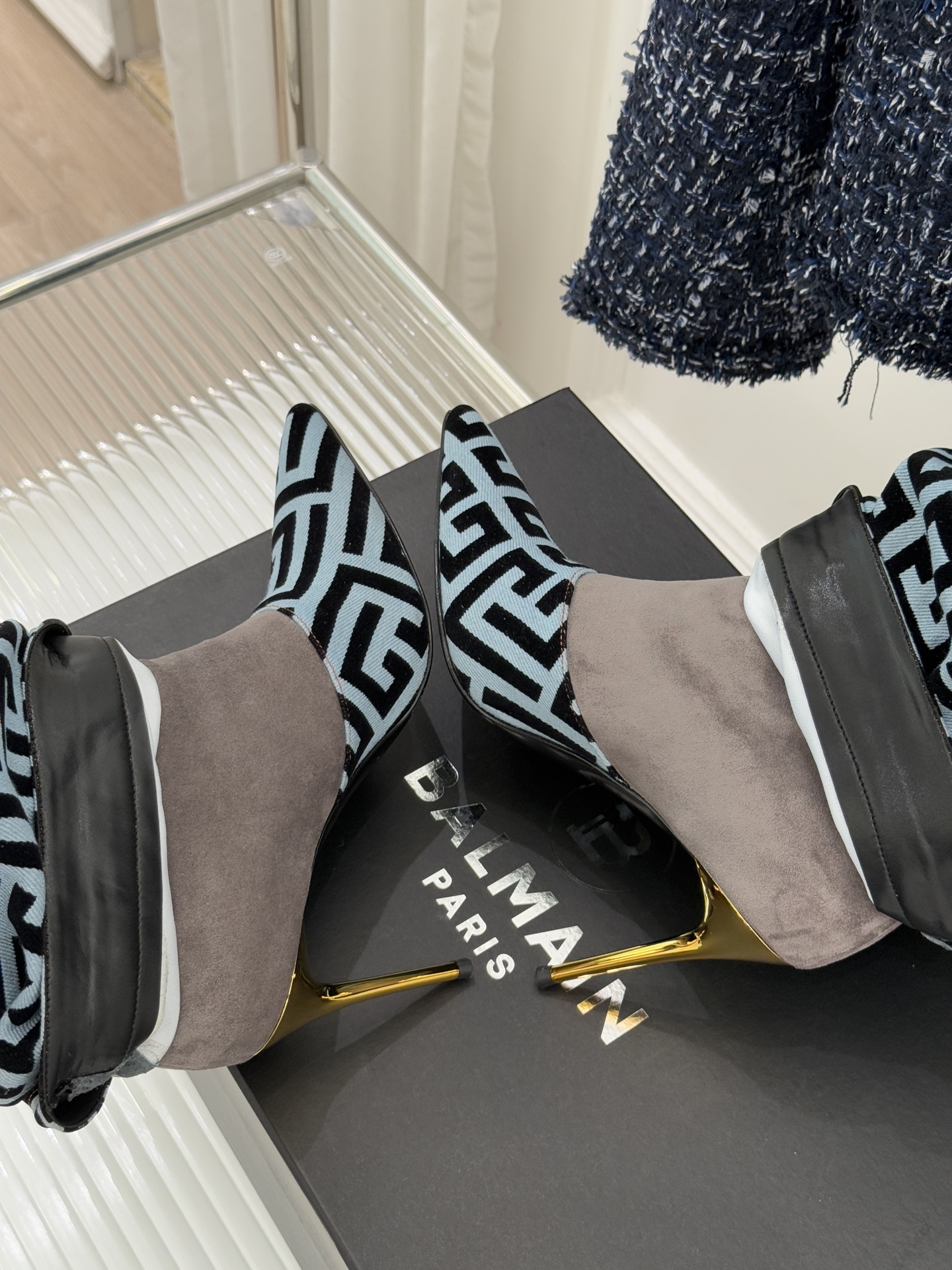 Balmain｜巴尔曼经典尖头皮带扣裤管靴今天必须安利这款巴尔莫尖头皮带扣裤管靴从设计到细节 全是让人无
